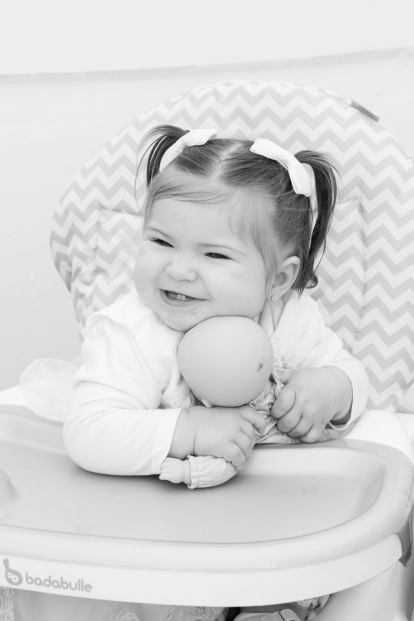 Keyla a rejoint le concours — aidez-le/la à gagner de superbes lots ! arm, baby, baby_products, black_and_white, child, comfort, facial_expression, finger, flash_photography, fun, gesture, hand, happy, joy, monochrome, monochrome_photography, person, sitting, smile, style