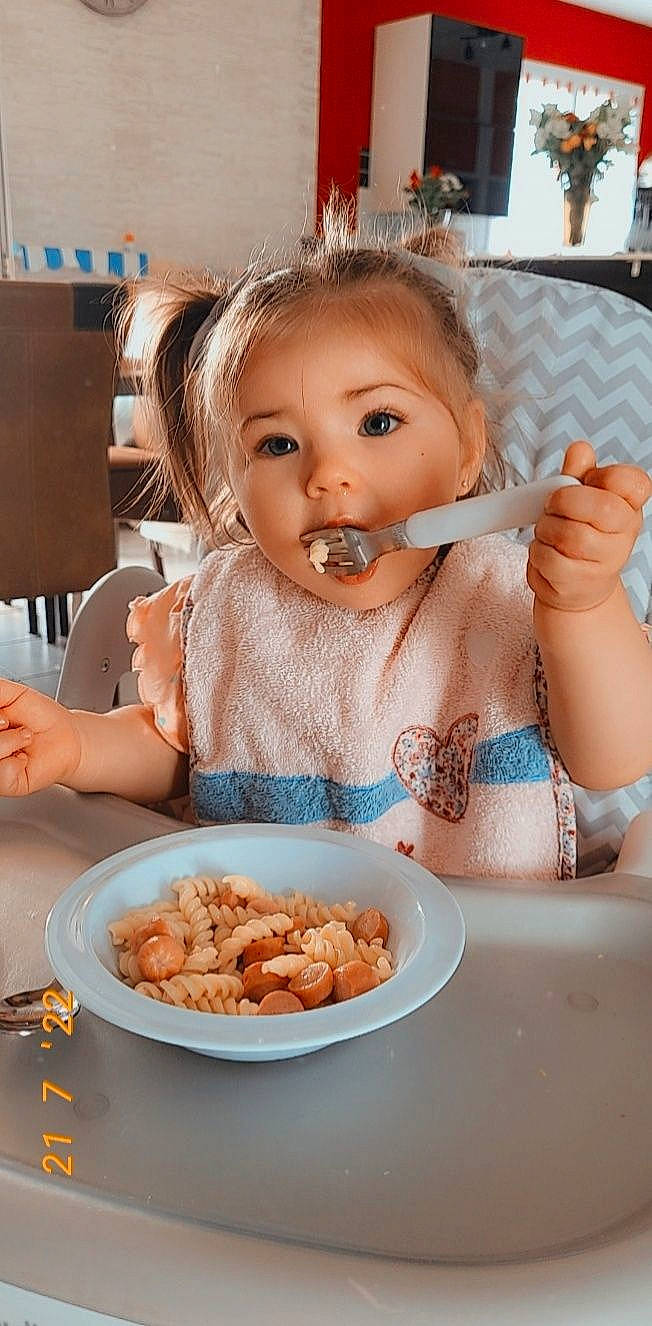 Keyla participe au concours pour gagner de l'argent avec cette photo : baby, baby_toddler_clothing, baking, chair, child, comfort_food, cooking, cuisine, dish, dishware, finger_food, food, food_craving, ingredient, junk_food, person, plate, recipe, sweetness, tableware