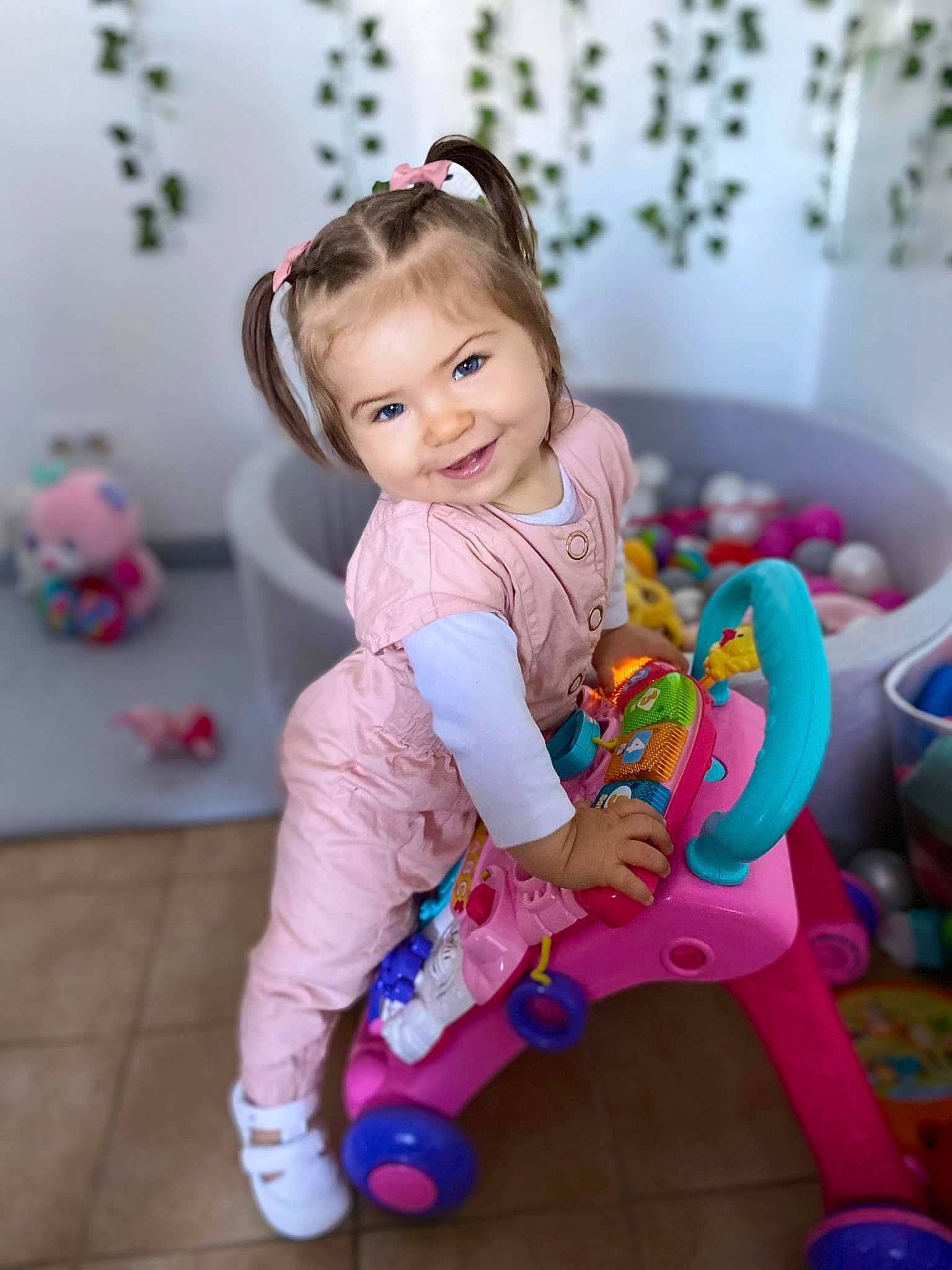 Keyla participe au concours pour gagner de l'argent avec cette photo : baby, baby_playing_with_toys, baby_toddler_clothing, child, face, fun, hair, happy, head, joy, magenta, pattern, person, pink, product, purple, sitting, skin, sleeve, smile