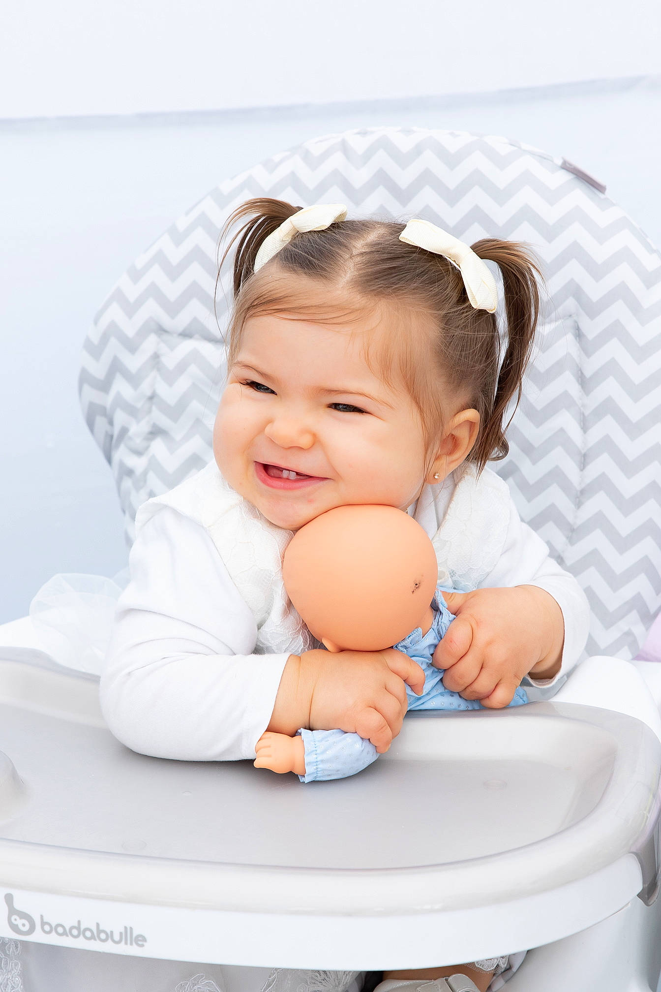 Keyla participe au concours pour gagner de l'argent avec cette photo : arm, baby, baby_playing_with_toys, baby_products, baby_toddler_clothing, child, comfort, face, finger, fun, gesture, hand, happy, human_body, joy, person, product, skin, smile, table