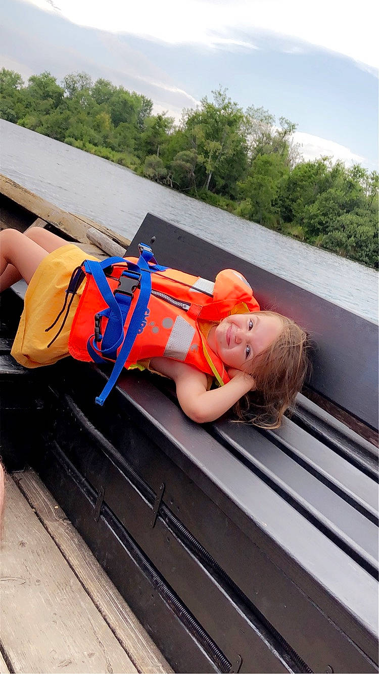 Cataléya a rejoint le concours — aidez-le/la à gagner de superbes lots ! asphalt, automotive_design, automotive_exterior, electric_blue, fun, hat, human_leg, joy, leisure, machine, metal, motor_vehicle, person, personal_protective_equipment, recreation, rolling, sky, toddler, track, travel