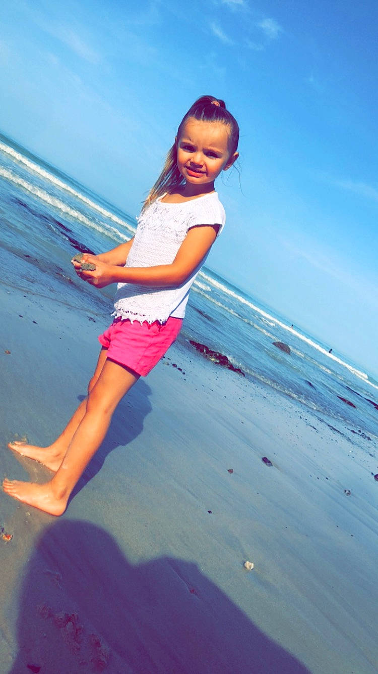 Cataléya participe au concours pour gagner de l'argent avec cette photo : azure, barefoot, beach, cloud, coastal_and_oceanic_landforms, flash_photography, fun, happy, horizon, joy, leg, leisure, people_in_nature, people_on_beach, person, shorts, sky, smile, thigh, travel