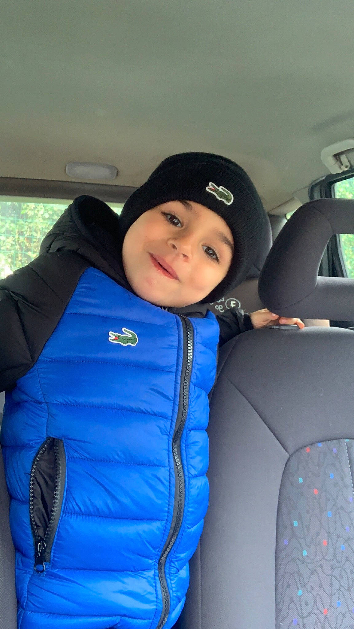Tyam participe au concours pour gagner de l'argent avec cette photo : auto_part, automotive_design, automotive_exterior, car, car_seat, car_seat_cover, child, comfort, electric_blue, family_car, head_restraint, headwear, joy, luxury_vehicle, motor_vehicle, person, personal_luxury_car, seat_belt, smile, steering_wheel