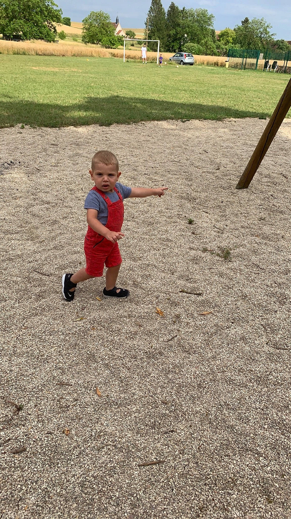 Tymaë participe au concours pour gagner de l'argent avec cette photo : asphalt, ball, ball_game, football, games, grass, grass_family, hat, landscape, mammal, people_in_nature, person, plant, player, playing_sports, recreation, soil, sports, sports_equipment, team_sport