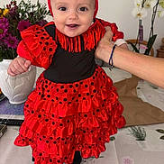 Payper a rejoint le concours — aidez-le/la à gagner de superbes lots ! baby, bow, child, cute, flamenco_style, flowers, framed_picture, hand, happy, headband, home, indoor, person, plant, polka_dots, portrait, red_dress, smiling, table, vase