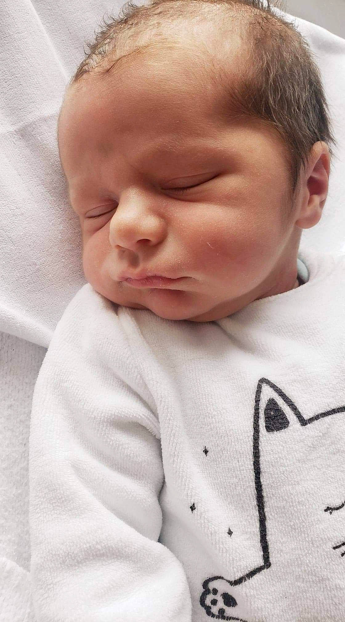 Sacha a rejoint le concours — aidez-le/la à gagner de superbes lots ! baby, baby_sleeping, baby_toddler_clothing, cheek, chin, collar, comfort, ear, eyebrow, eyelash, finger, forehead, happy, lip, mouth, neck, nose, person, skin, sleeve