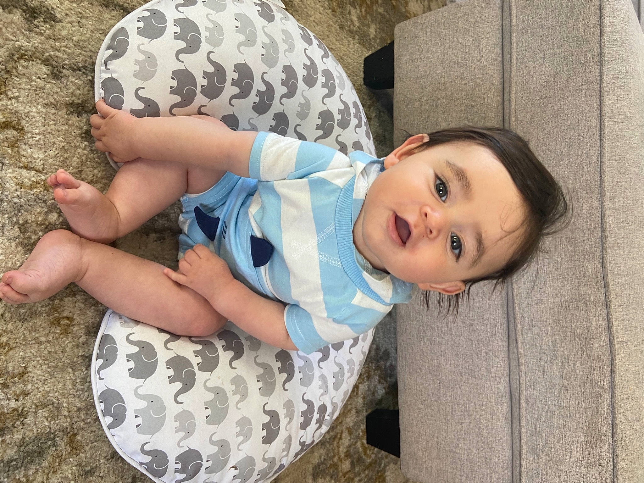 Joaquín is registered to the contest to win money with this photo: baby, baby_toddler_clothing, barefoot, child, comfort, dress, foot, fun, grass, human_leg, leg, leisure, pattern, person, shorts, sitting, skin, smile, thigh, toddler