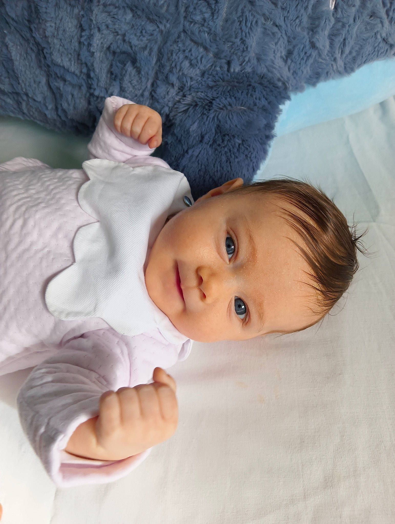 Salomé a rejoint le concours — aidez-le/la à gagner de superbes lots ! arm, baby, baby_toddler_clothing, cheek, child, comfort, eyebrow, face, finger, gesture, head, linens, lip, nose, person, skin, sleeve, textile, thumb, toddler