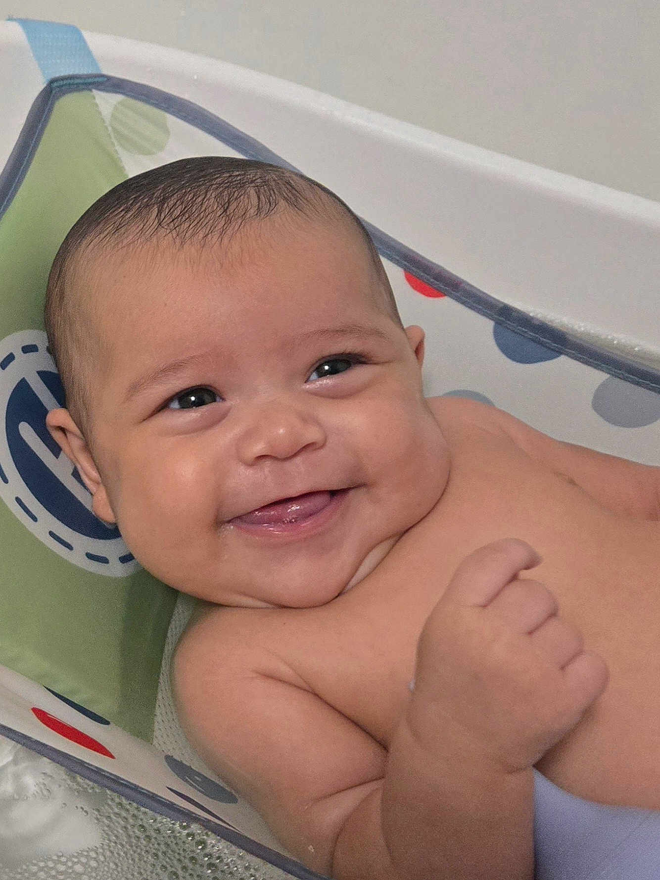Eleia is registered to the contest to win money with this photo: baby, smile, face, skin, hand, bath, water, bubble, child, infant, happy, cute, young, seat, toy, cheek, head, arm, playful, expression
