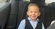 Mario a rejoint le concours — aidez-le/la à gagner de superbes lots ! boy, car_interior, casual, child, clothing, daylight, gift, happy, inside, person, portrait, seat, seatbelt, shirt, smile, transportation, tree, vest, window, young