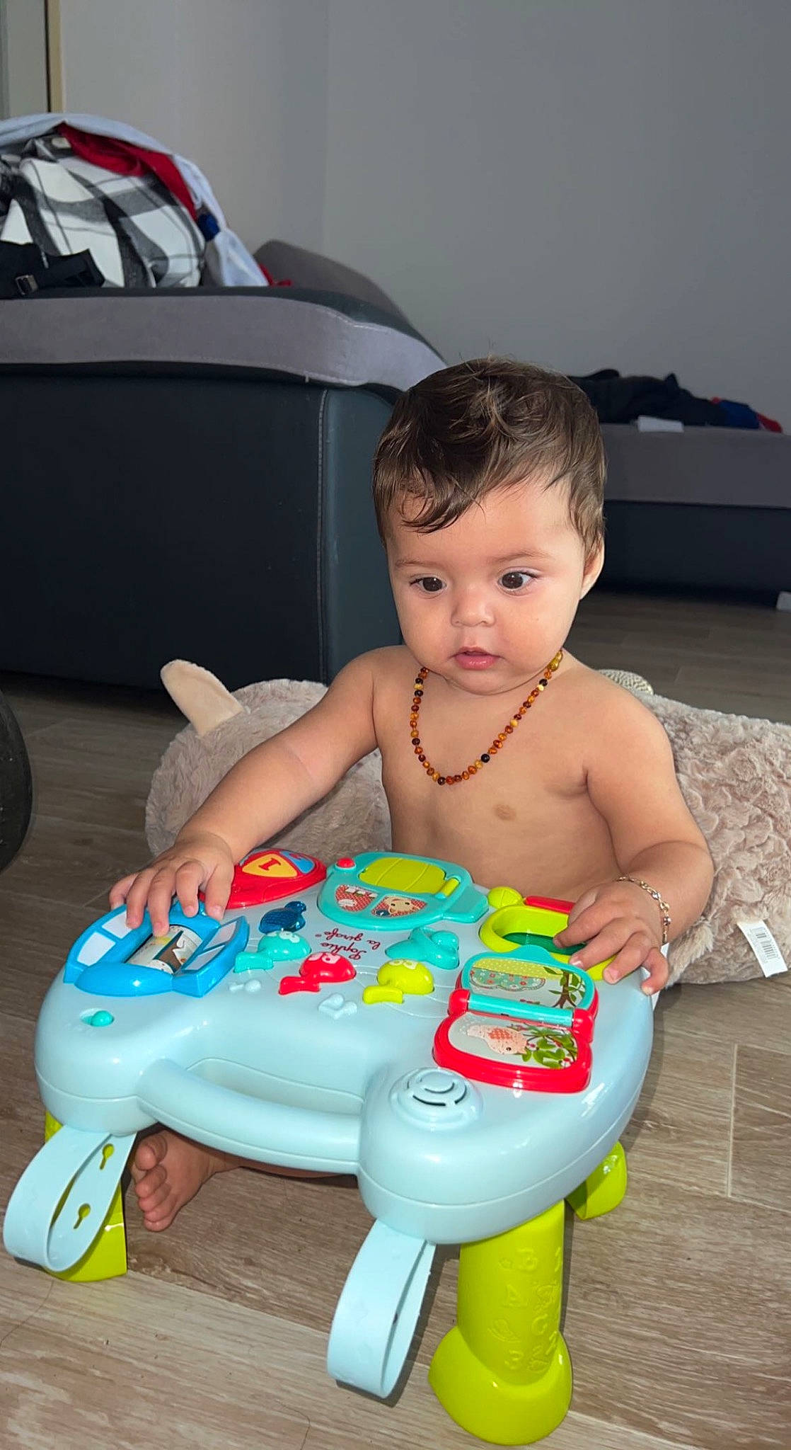 Julio participe au concours pour gagner de l'argent avec cette photo : automotive_exterior, baby, baby_playing_with_toys, baby_products, baby_toddler_clothing, baby_toys, bathing, child, event, fun, happy, leisure, person, plastic, play, recreation, sitting, skin, toddler, toy_vehicle