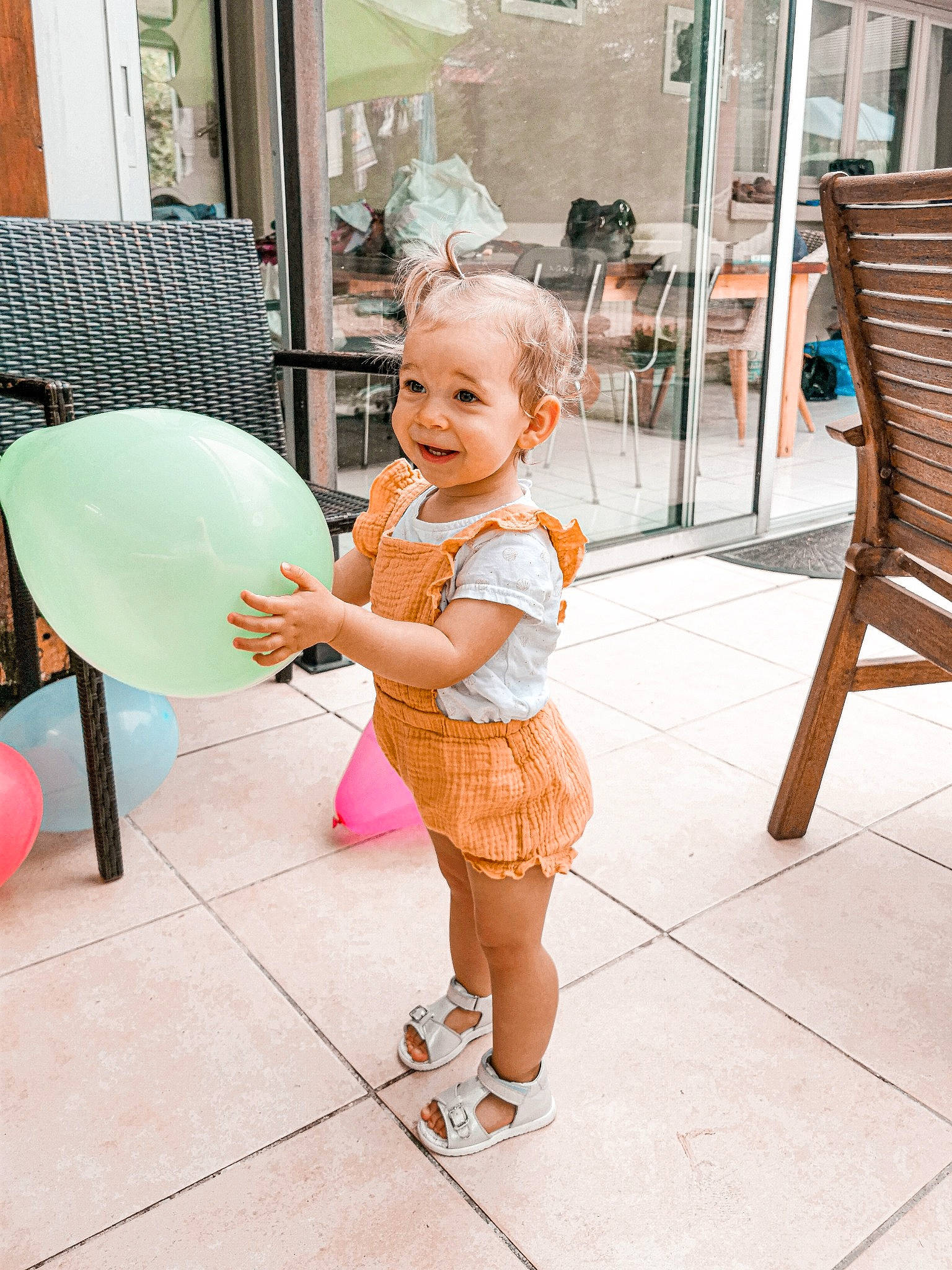 Malia a rejoint le concours — aidez-le/la à gagner de superbes lots ! balloon, chair, floor, flooring, footwear, fun, hair, hairstyle, happy, head, human_body, joint, joy, leg, leisure, person, pink, product, shoulder, skin