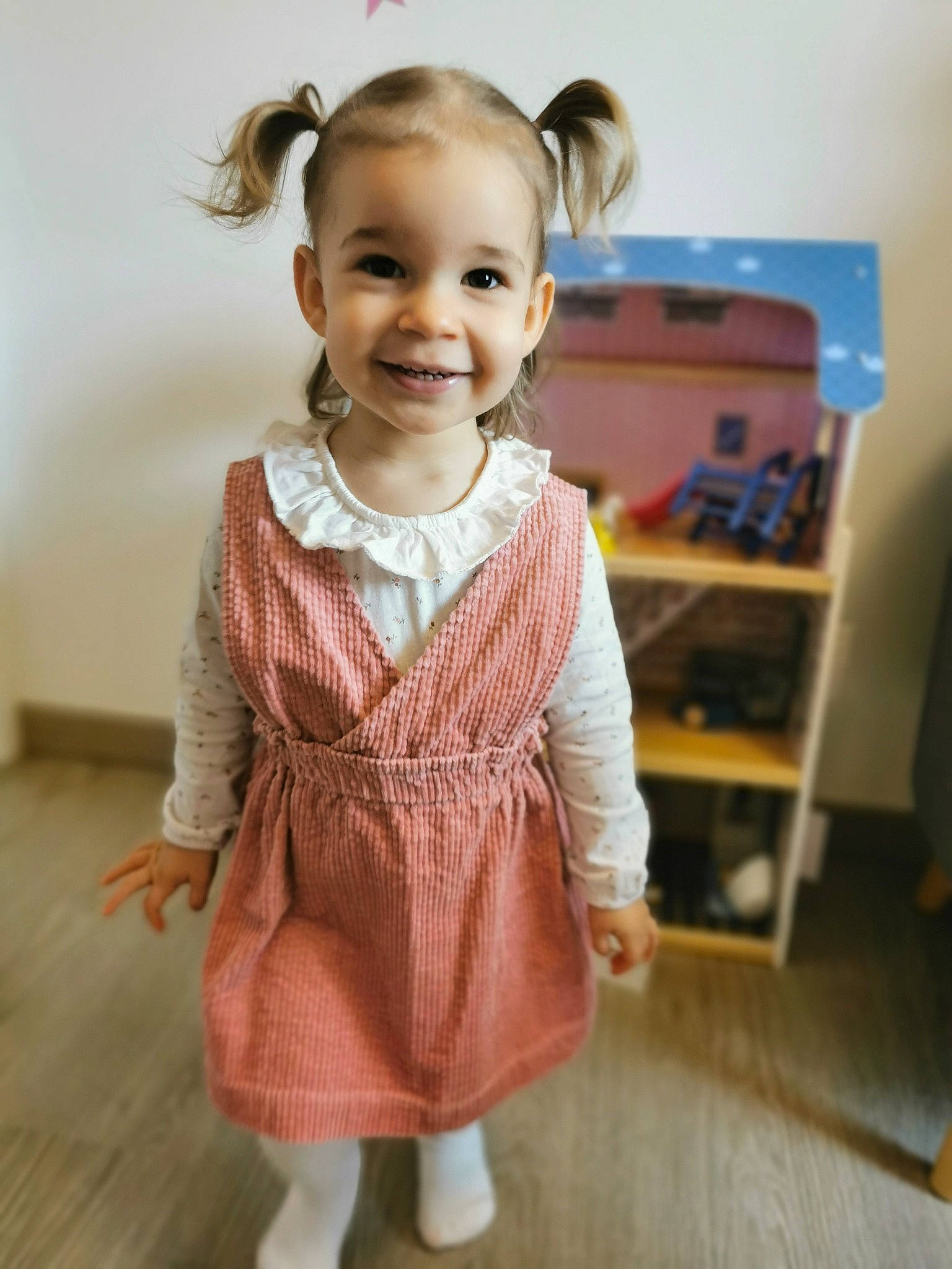 Malia participe au concours pour gagner de l'argent avec cette photo : baby_toddler_clothing, child, dress, face, fashion_design, floor, flooring, hair, happy, head, iris, joy, neck, outerwear, pattern, person, skin, sleeve, smile, standing