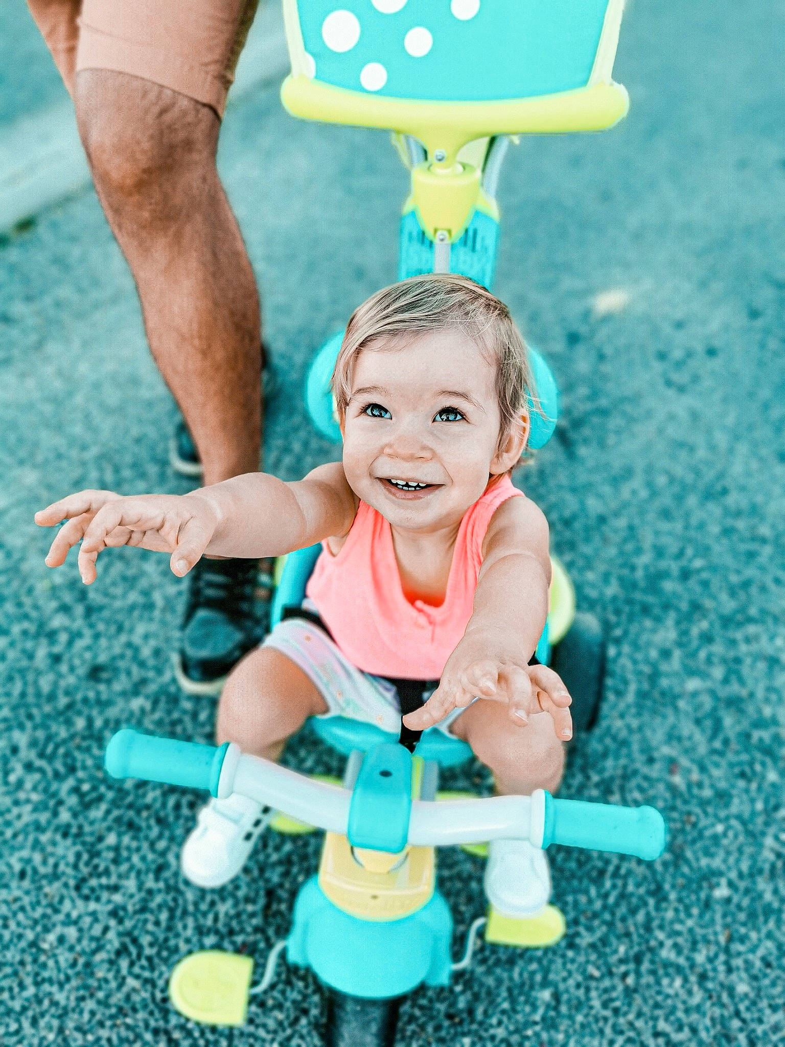 Malia participe au concours pour gagner de l'argent avec cette photo : azure, blue, fun, gesture, grass, green, happy, joint, joy, leg, leisure, person, photograph, product, public_space, recreation, smile, snapshot, summer, toddler