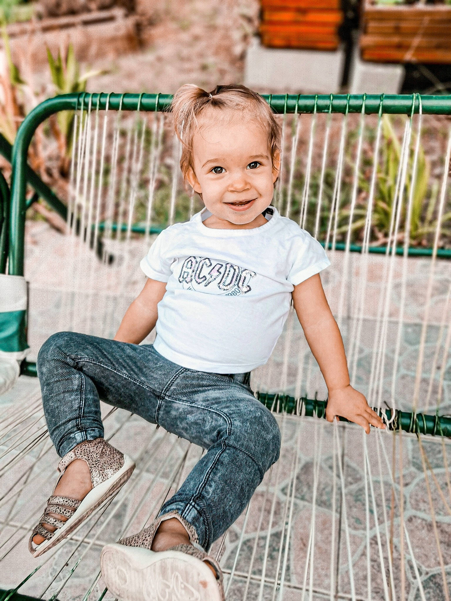 Malia participe au concours pour gagner de l'argent avec cette photo : clothing, facial_expression, fashion, flash_photography, grass, green, hairstyle, happy, human, jeans, joy, leisure, people_in_nature, person, product, skin, smile, street_fashion, thigh, toddler