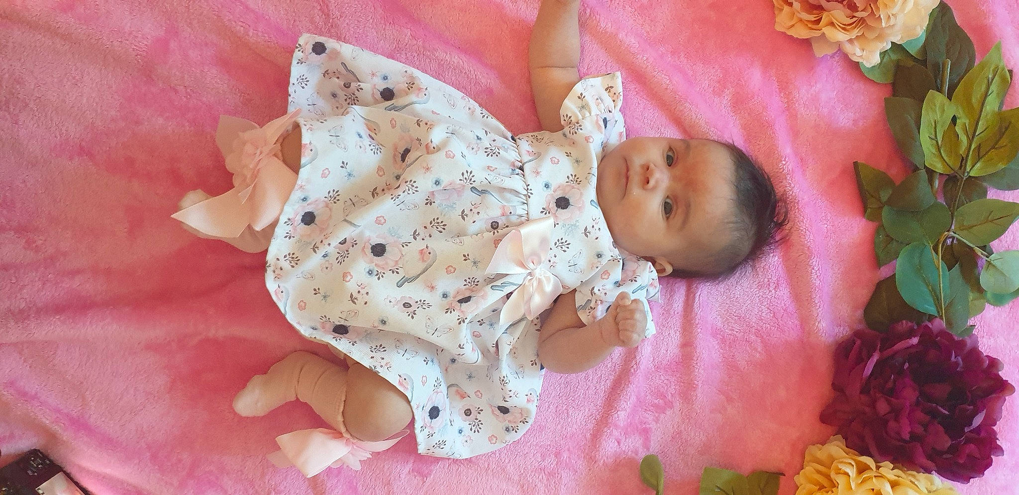Ysée participe au concours pour gagner de l'argent avec cette photo : baby, baby_products, baby_sleeping, baby_toddler_clothing, bedding, bedtime, cheek, child, comfort, dress, fawn, head, human_body, infant_bodysuit, linens, pattern, person, pink, skin, sleeve