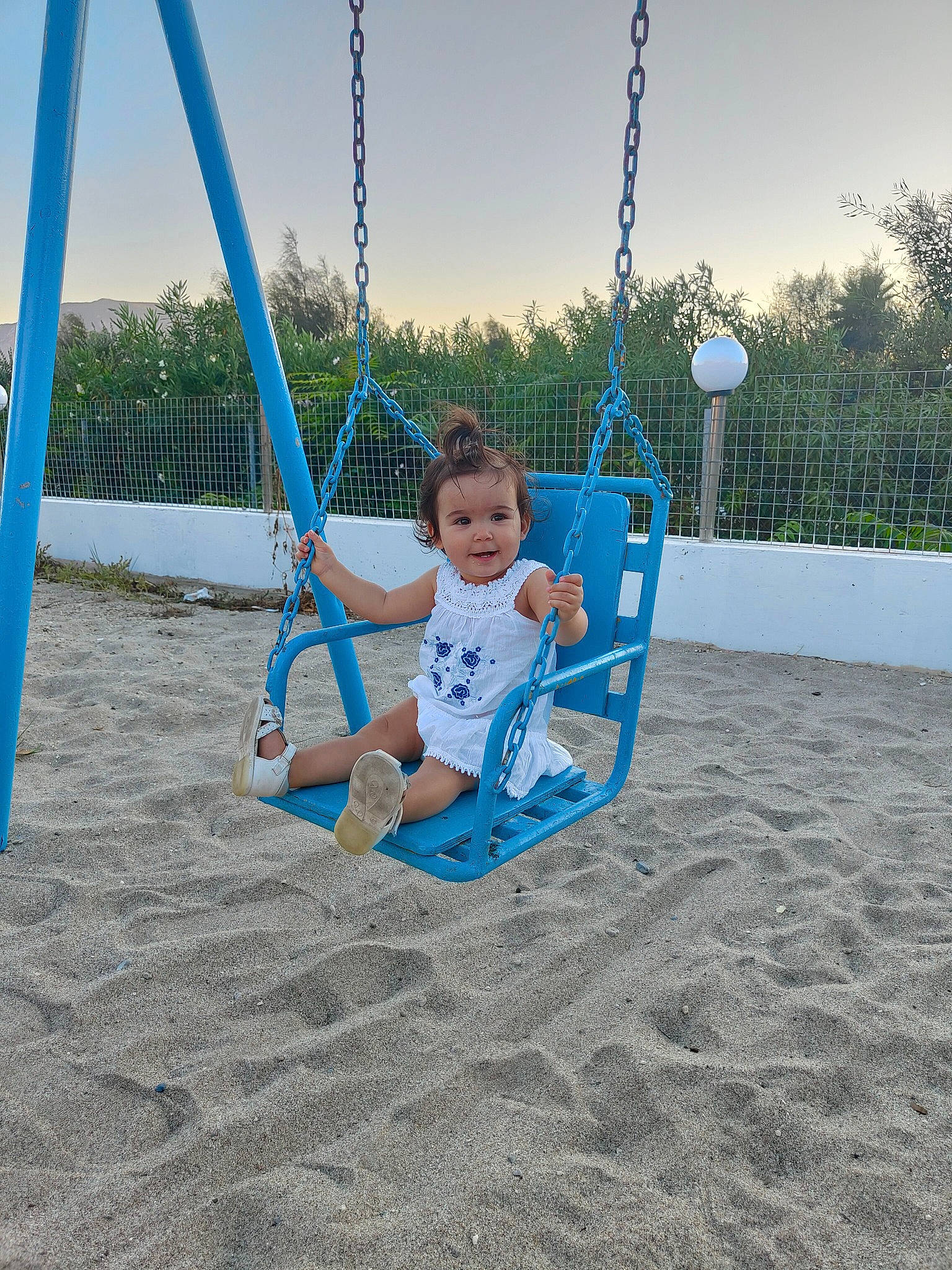 Ysée a rejoint le concours — aidez-le/la à gagner de superbes lots ! baby, child, chute, city, cloud, electric_blue, fun, grass, happy, leisure, outdoor_play_equipment, person, plant, play, playground, recreation, sky, swing, toddler, tree