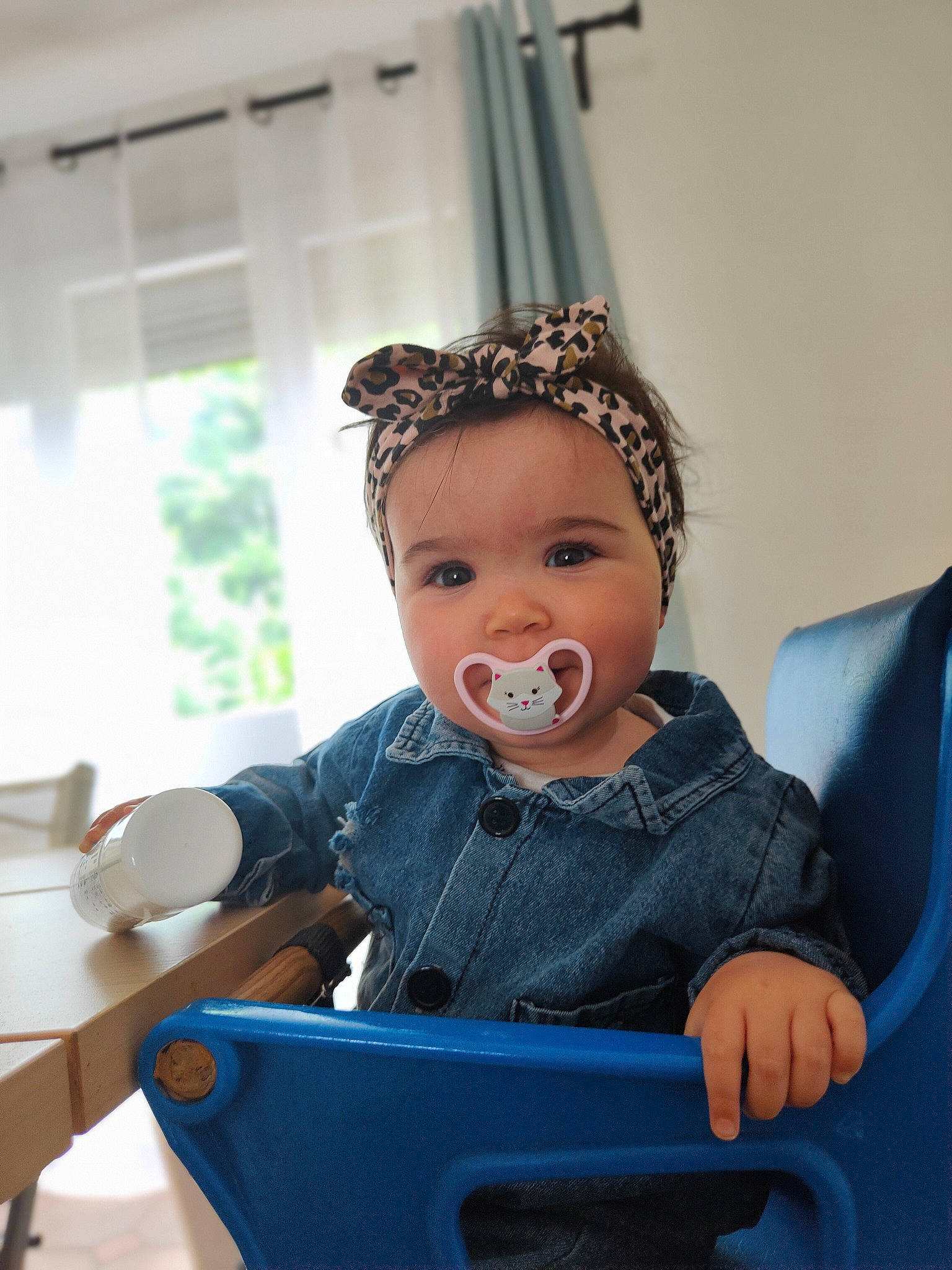 Ysée participe au concours pour gagner de l'argent avec cette photo : baby, baby_products, baby_toddler_clothing, baby_toys, chair, child, comfort, electric_blue, facial_expression, fun, happy, headwear, leisure, person, play, recreation, room, sitting, toddler, window