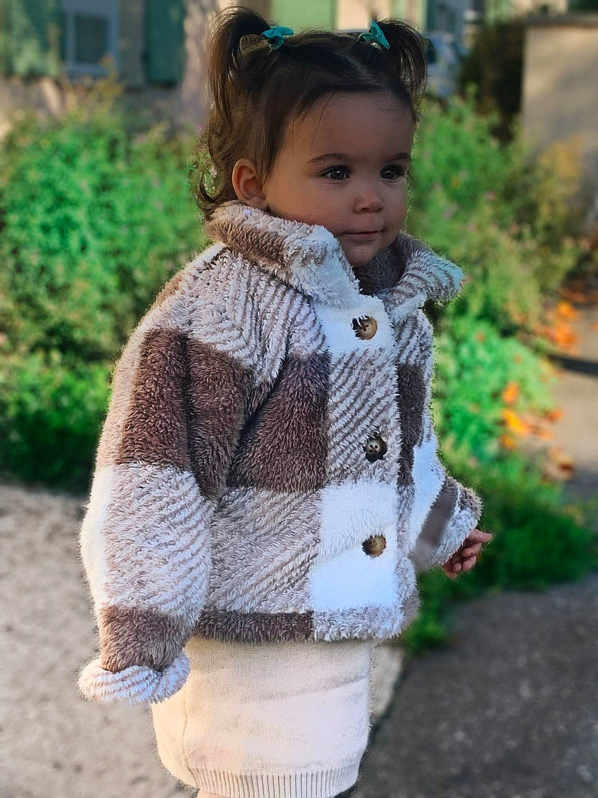 Ysée participe au concours pour gagner de l'argent avec cette photo : baby_toddler_clothing, child, face, fashion_accessory, fur, fur_clothing, goggles, grass, head, headgear, jacket, jewellery, neck, outerwear, pattern, person, plant, sleeve, toddler, wool
