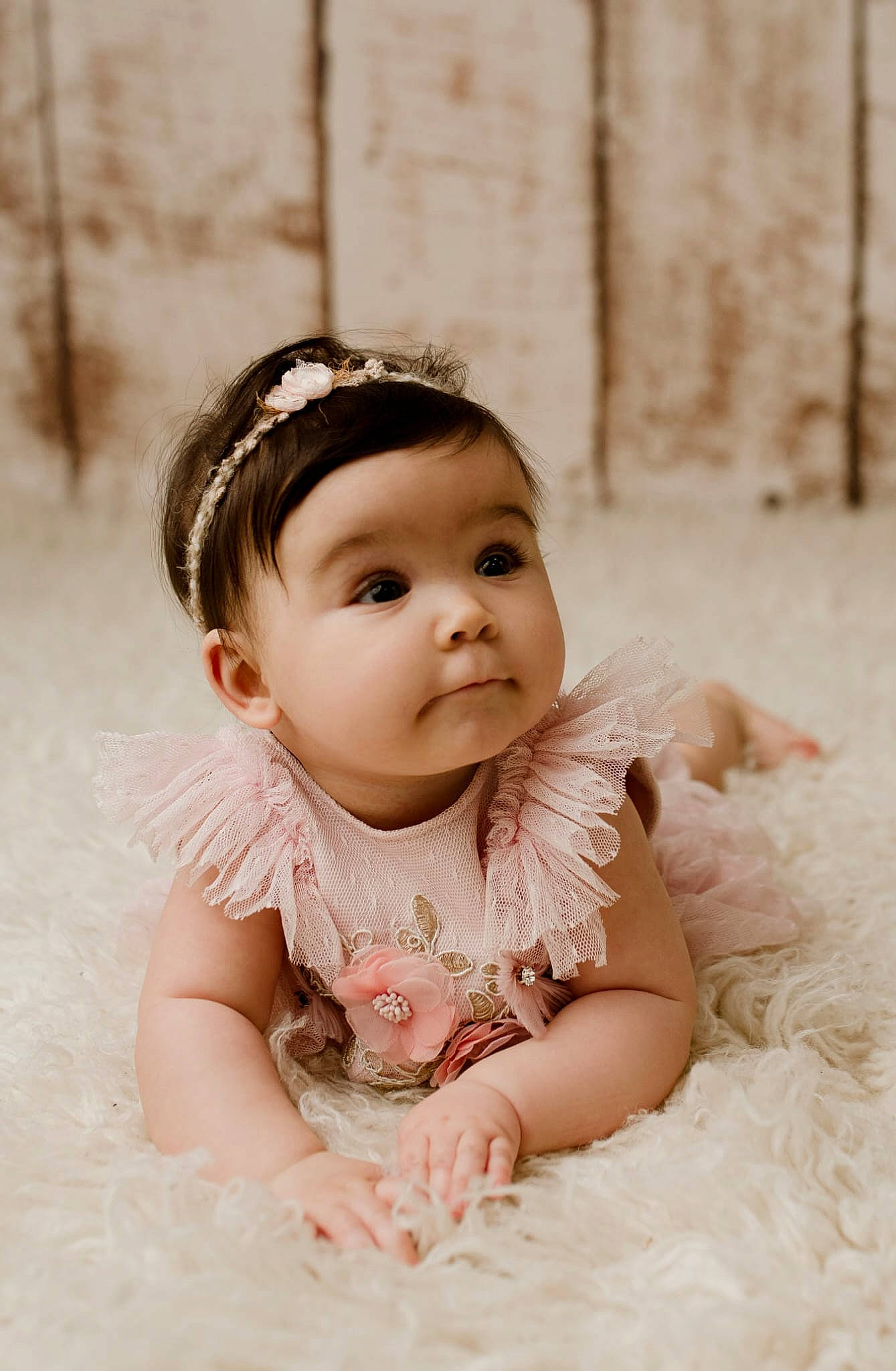 Ysée participe au concours pour gagner de l'argent avec cette photo : baby, baby_toddler_clothing, child, dress, fashion_accessory, flash_photography, fun, grass, hair_accessory, happy, headband, headgear, headpiece, iris, jewellery, lip, monochrome, monochrome_photography, person, skin