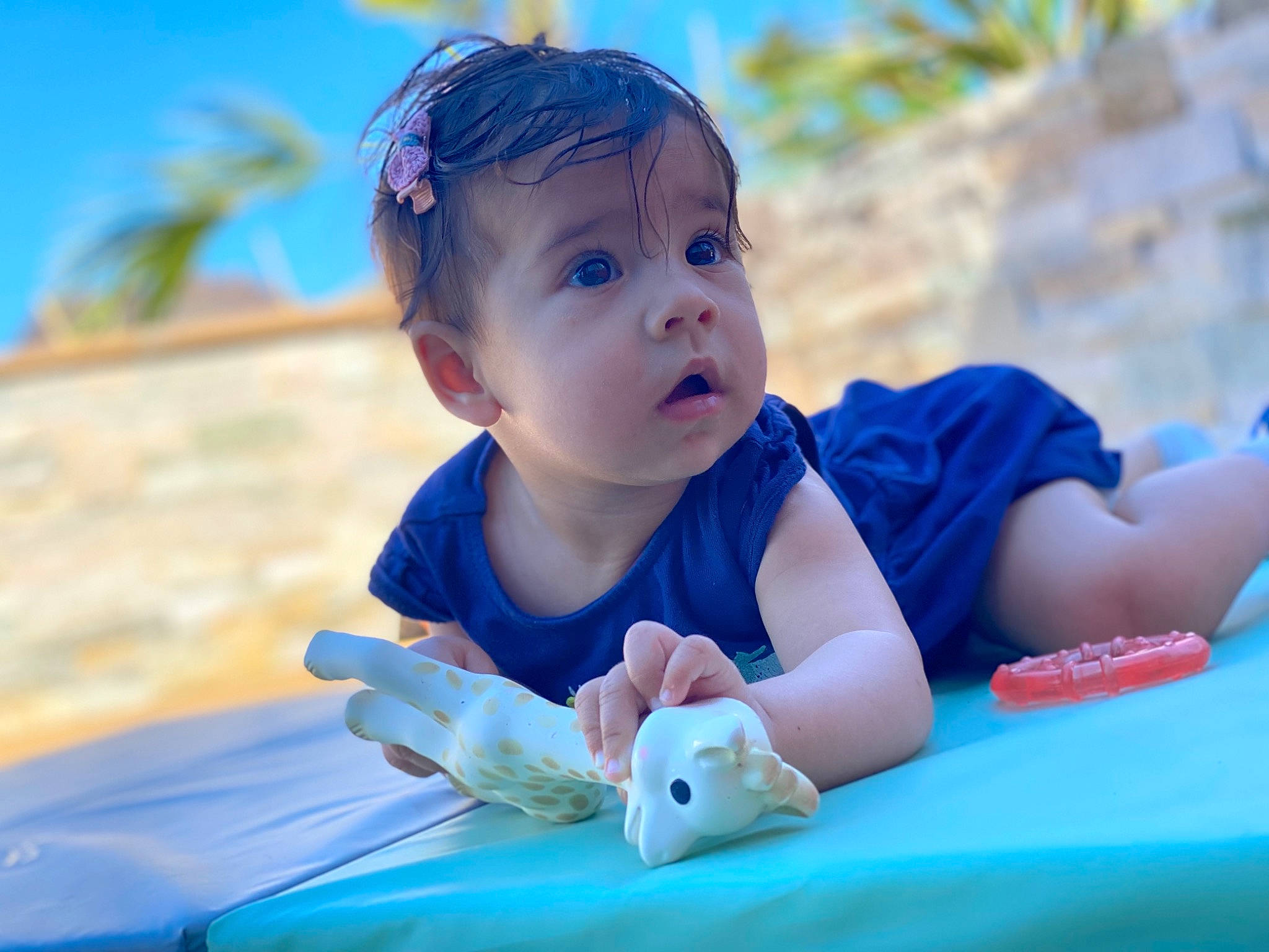 Mya participe au concours pour gagner de l'argent avec cette photo : azure, baby, baby_toddler_clothing, blue, child, city, electric_blue, fashion_accessory, fun, grass, happy, leisure, person, play, portrait_photography, recreation, sitting, sky, toddler, travel