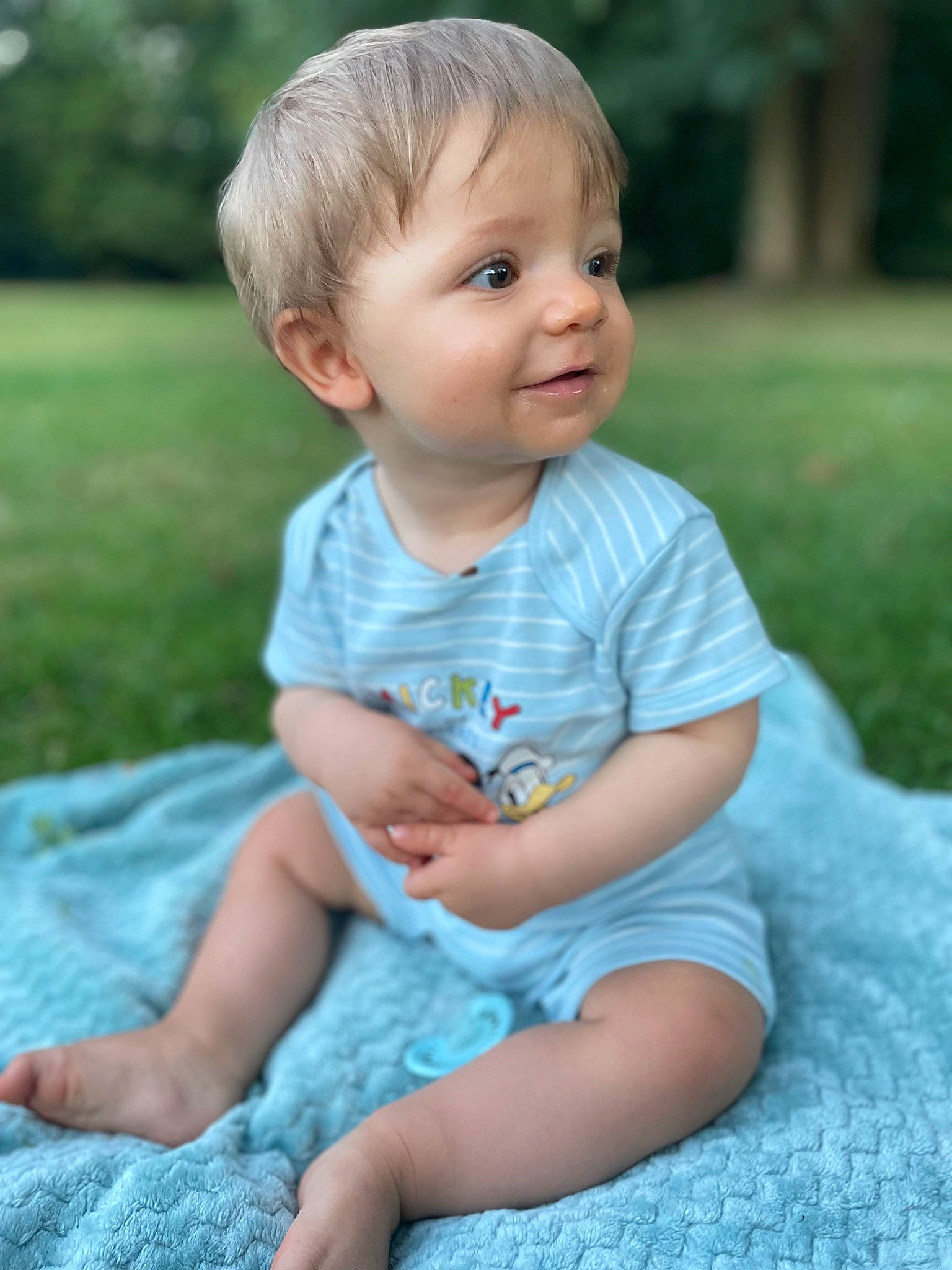 Maylonn a rejoint le concours — aidez-le/la à gagner de superbes lots ! baby, baby_toddler_clothing, cheek, child, chin, facial_expression, fun, grass, hair, hairstyle, happy, leaf, mammal, person, photograph, plant, skin, sleeve, smile, t_shirt