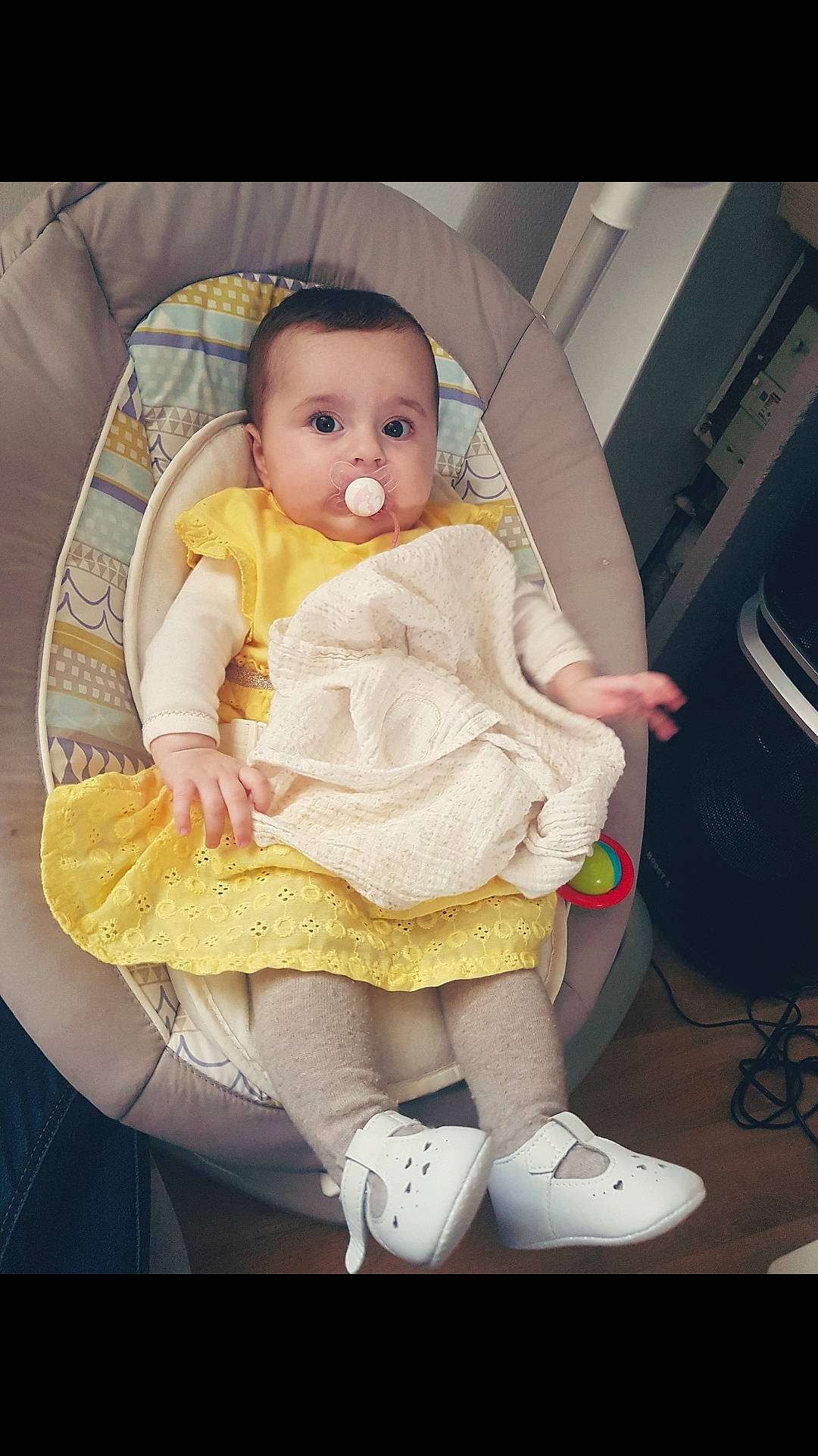 Klea participe au concours pour gagner de l'argent avec cette photo : baby, cheek, child, eye, person, photography, product, sitting, skin, smile, toddler, yellow