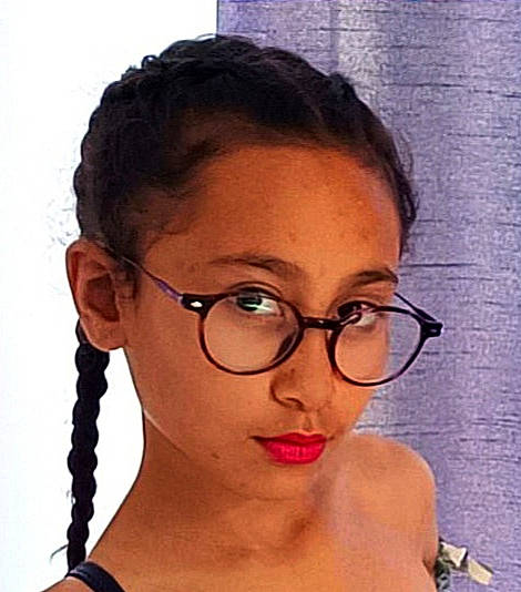 Amélia participe au concours pour gagner de l'argent avec cette photo : black_hair, cheek, chin, ear, earrings, eyebrow, eyelash, eyewear, forehead, glasses, hair, hairstyle, head, human, jaw, lip, neck, nose, organ, person