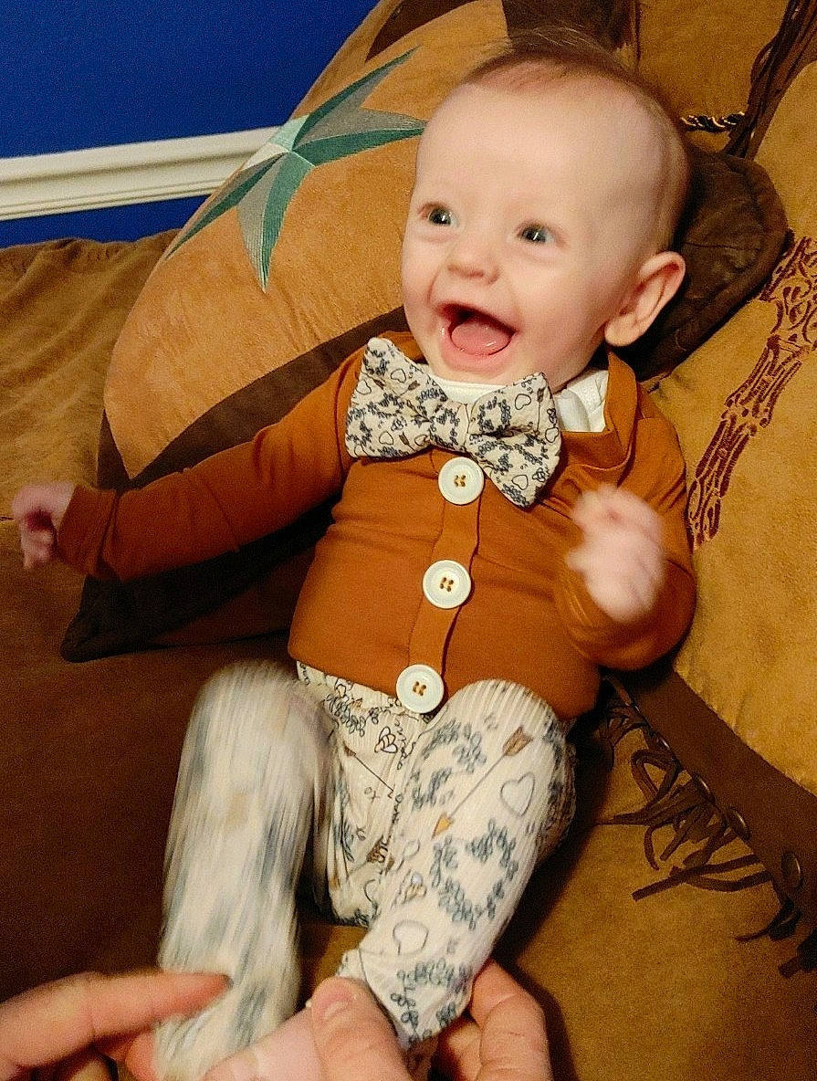 Cutter is registered to the contest to win money with this photo: baby, baby_toddler_clothing, cheek, child, comfort, cool, eye, finger, hairstyle, hand, happy, human_body, iris, mouth, person, shoulder, skin, smile, stomach, thigh