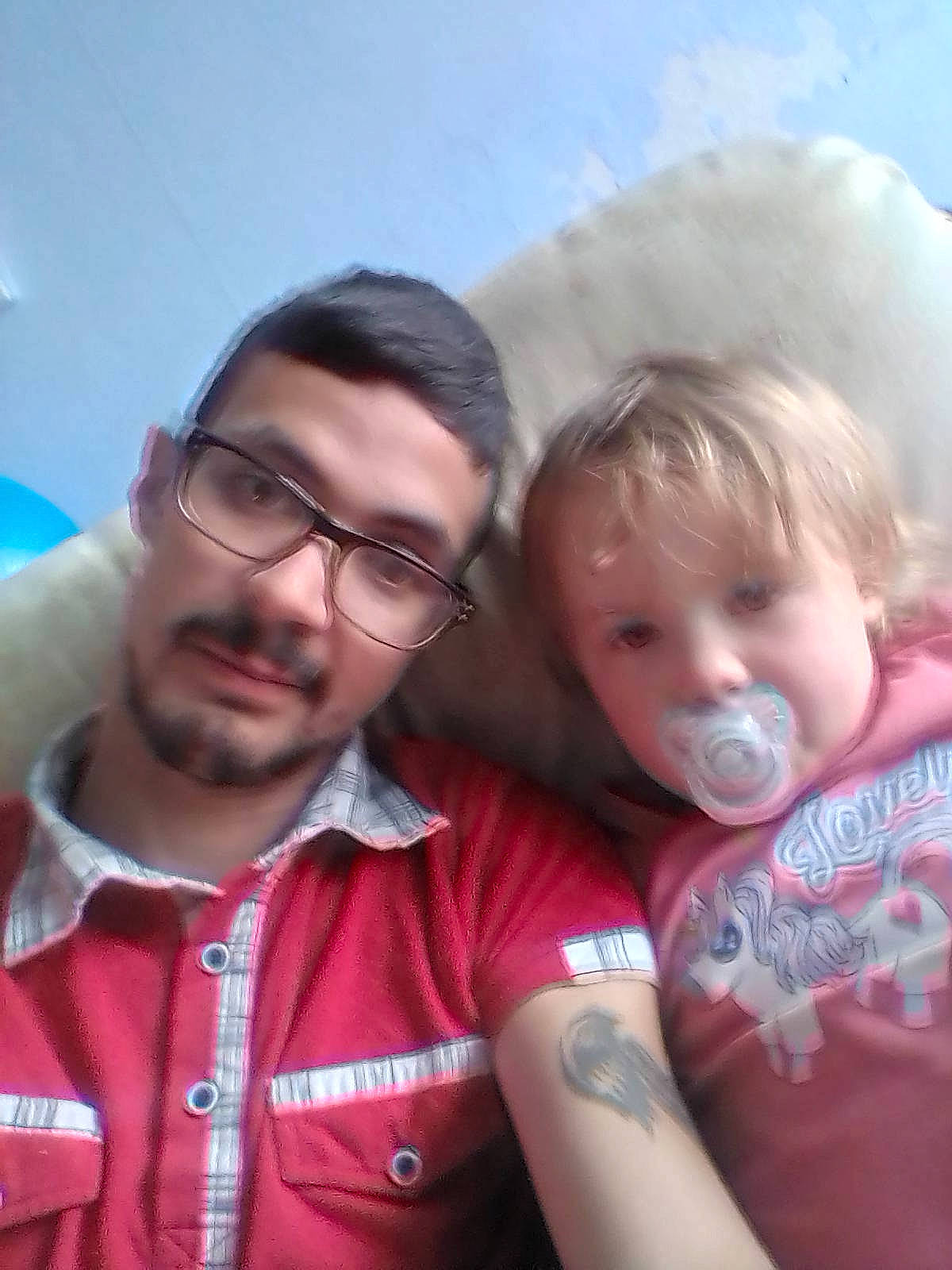 Elina a rejoint le concours — aidez-le/la à gagner de superbes lots ! child, cool, day, emotion, eyewear, face, friendship, fun, glasses, head, headwear, mouth, nose, people, person, pink, product, selfie, smile, sunglasses