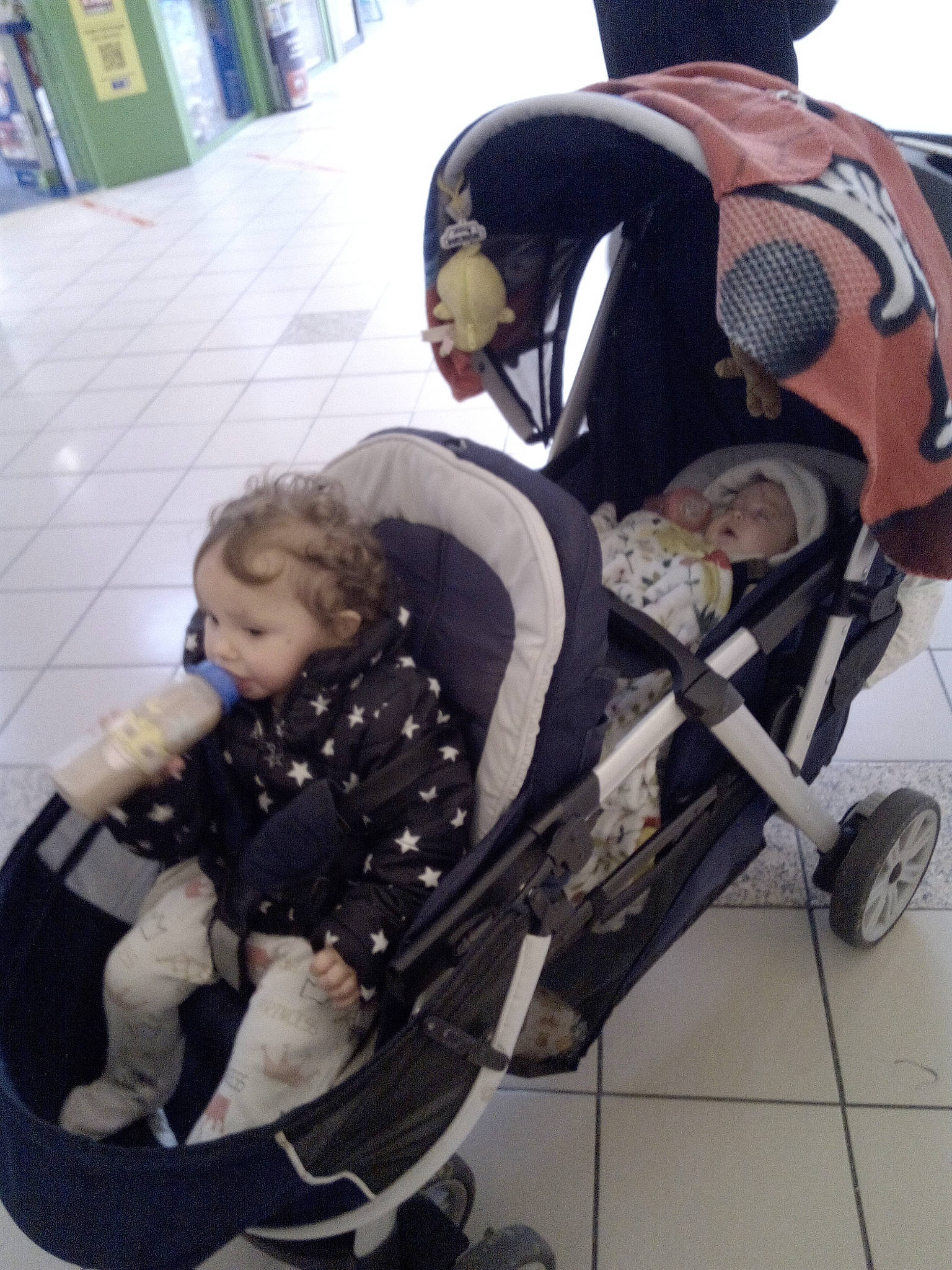 Louisa participe au concours pour gagner de l'argent avec cette photo : arm, baby, baby_carriage, baby_products, bag, child, comfort, fun, hat, lap, leg, luggage_and_bags, person, personal_protective_equipment, shoe, sitting, snapshot, sneakers, tire, toddler