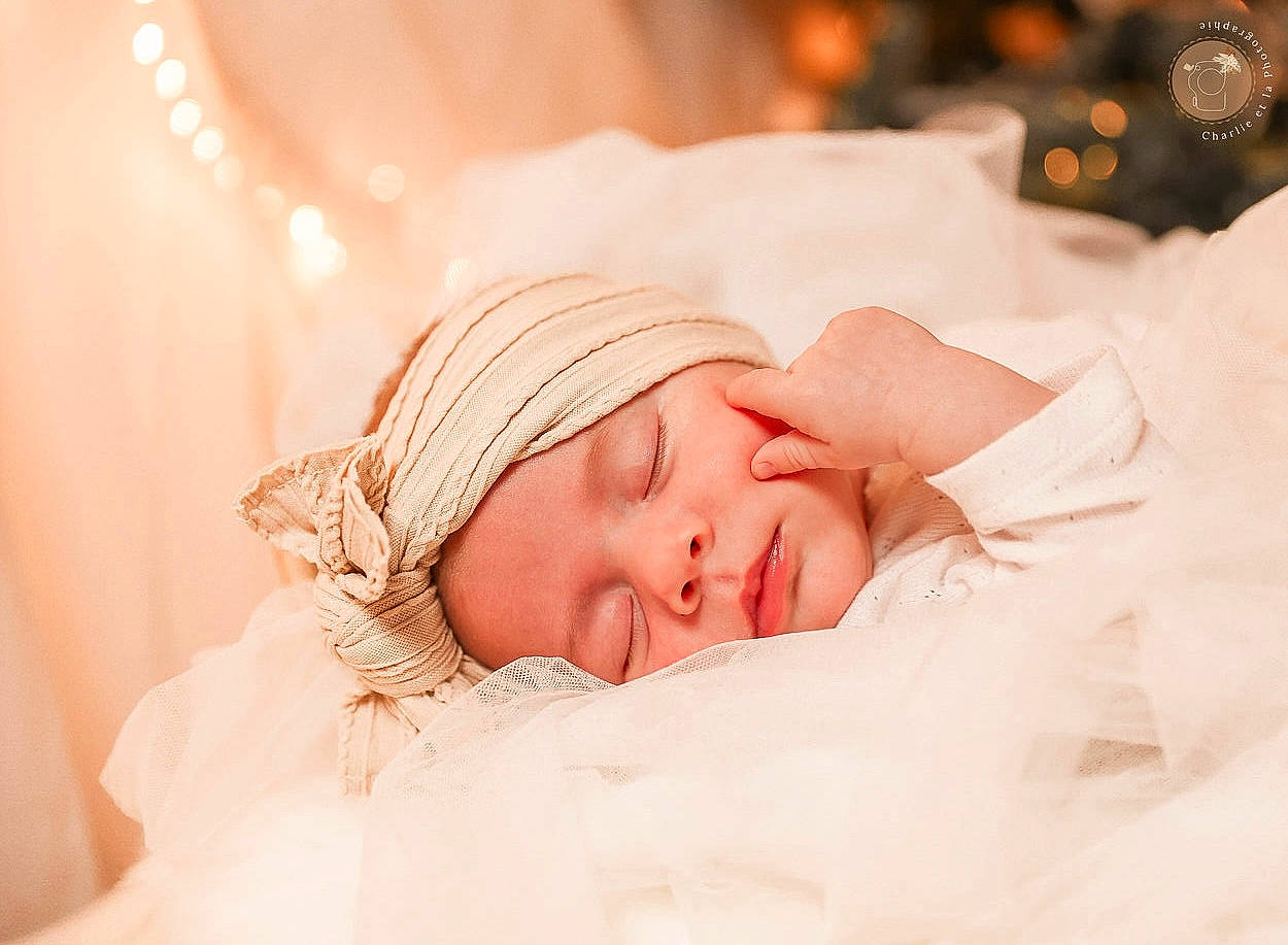 Faustine a rejoint le concours — aidez-le/la à gagner de superbes lots ! baby, baby_sleeping, bedding, bedtime, child, comfort, event, eyelash, fashion_accessory, flash_photography, fur, hair_accessory, happy, headpiece, headwear, human_body, linens, nap, peach, person