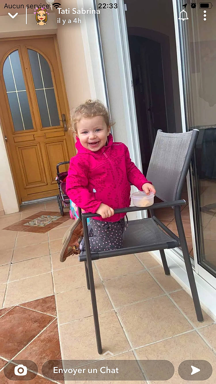 Wendy a rejoint le concours — aidez-le/la à gagner de superbes lots ! baby, baby_toddler_clothing, chair, child, comfort, door, floor, flooring, furniture, hardwood, joy, leisure, magenta, material_property, outdoor_furniture, person, product, smile, standing, table
