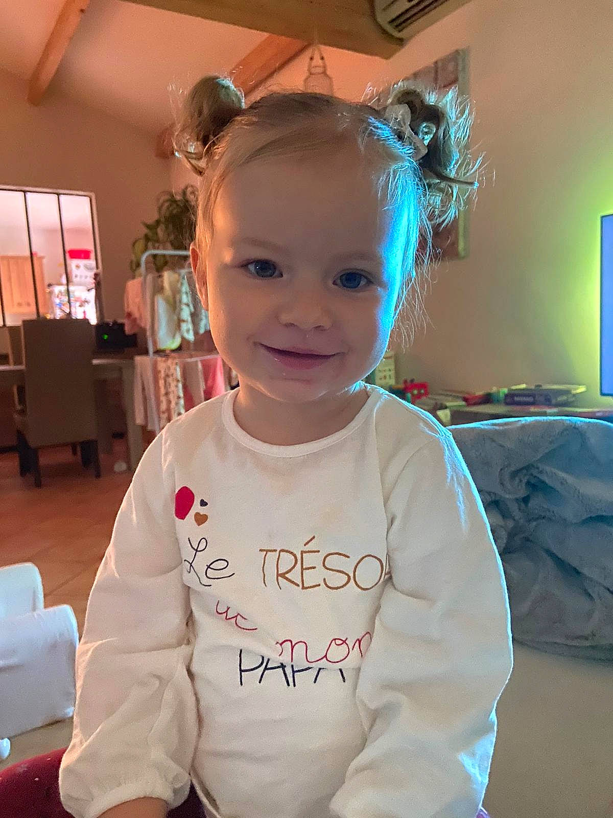 Wendy a rejoint le concours — aidez-le/la à gagner de superbes lots ! baby, baby_toddler_clothing, blond, chair, child, event, eyebrow, eyewear, flooring, fun, hair, happy, head, iris, joy, long_sleeved_t_shirt, person, sleeve, smile, standing