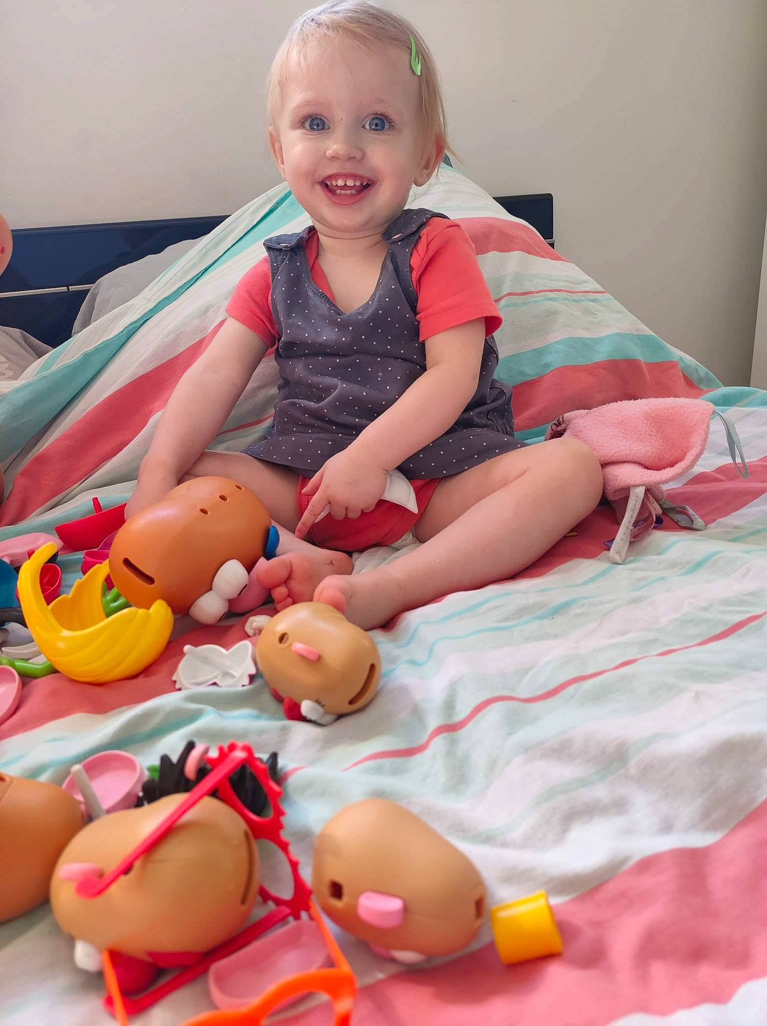 Jade a rejoint le concours — aidez-le/la à gagner de superbes lots ! baby, baby_toddler_clothing, child, comfort, foot, fun, happy, human_leg, joy, knee, leisure, mouth, orange, person, pink, playing_with_kids, red, skin, smile, thigh