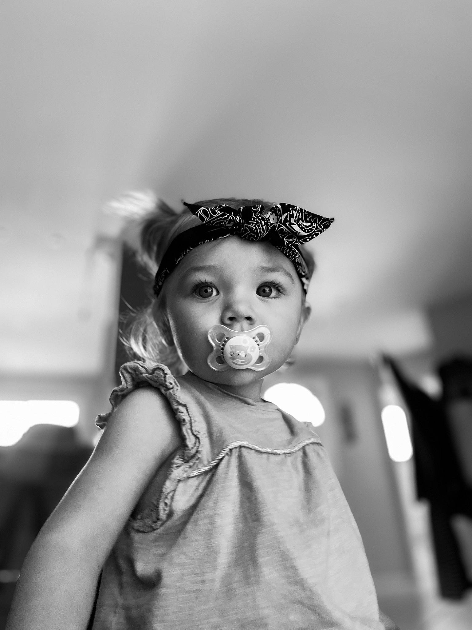 Hina a rejoint le concours — aidez-le/la à gagner de superbes lots ! black_and_white, child, event, eyelash, fashion_accessory, fashion_design, flash_photography, fun, gesture, happy, headpiece, headwear, iris, jewellery, monochrome, monochrome_photography, neck, person, style, toddler