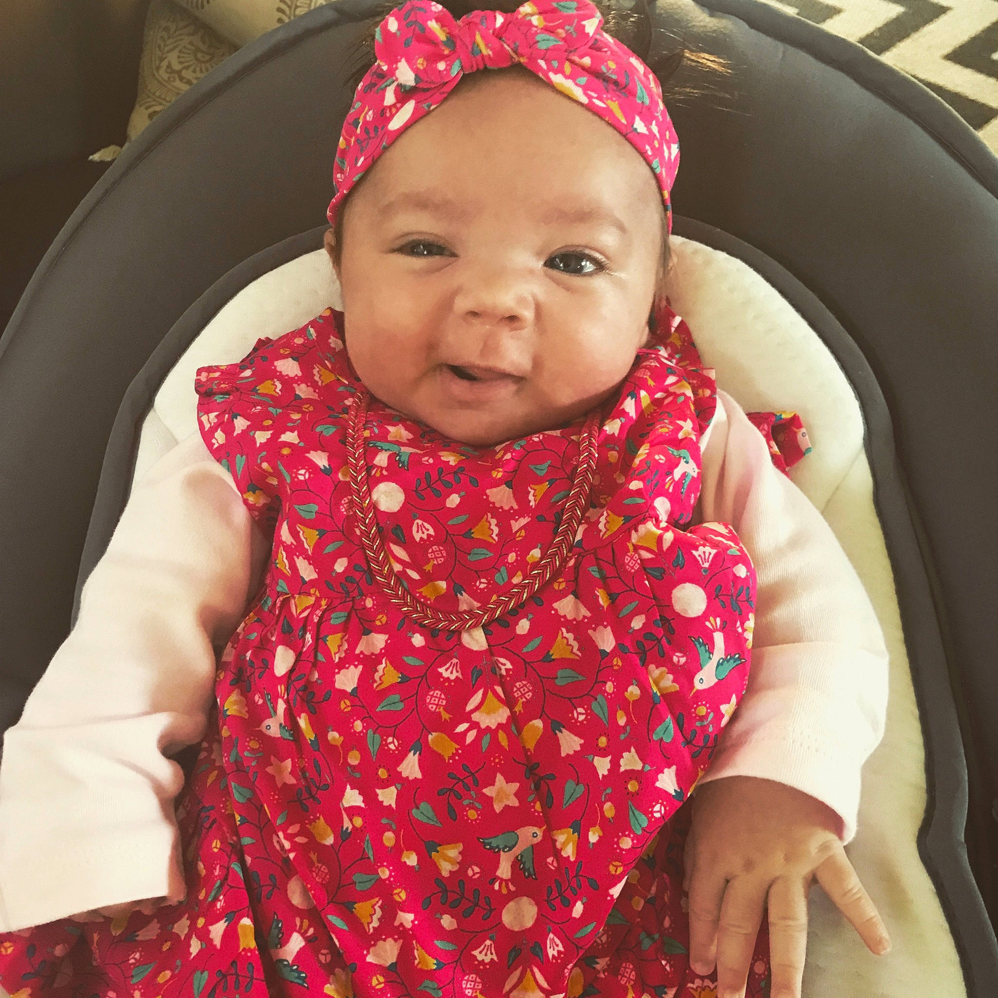 Hina a rejoint le concours — aidez-le/la à gagner de superbes lots ! baby_toddler_clothing, cap, cheek, collar, comfort, eye, face, gesture, happy, head, headwear, iris, lip, mouth, nose, person, pink, red, skin, sleeve