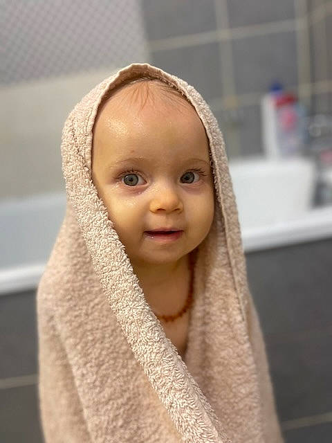 Maëlya a rejoint le concours — aidez-le/la à gagner de superbes lots ! baby, cheek, child, comfort, eye, eyelash, face, fashion_accessory, fur, happy, linens, no_expression, person, polar_fleece, portrait_photography, room, sleeve, thumb, toddler, wrinkle