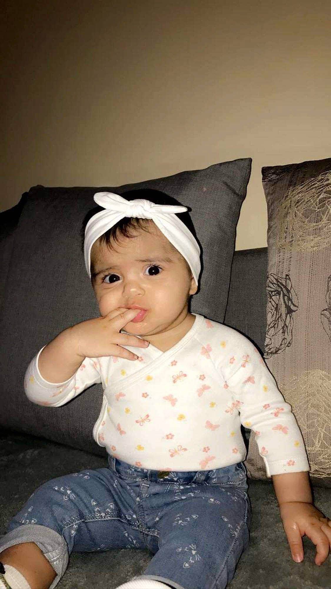 Jennah a rejoint le concours — aidez-le/la à gagner de superbes lots ! baby, baby_toddler_clothing, cap, child, comfort, fashion_accessory, flash_photography, fun, happy, linens, lip, monochrome_photography, pattern, person, sitting, skin, sleeve, textile, toddler, vintage_clothing