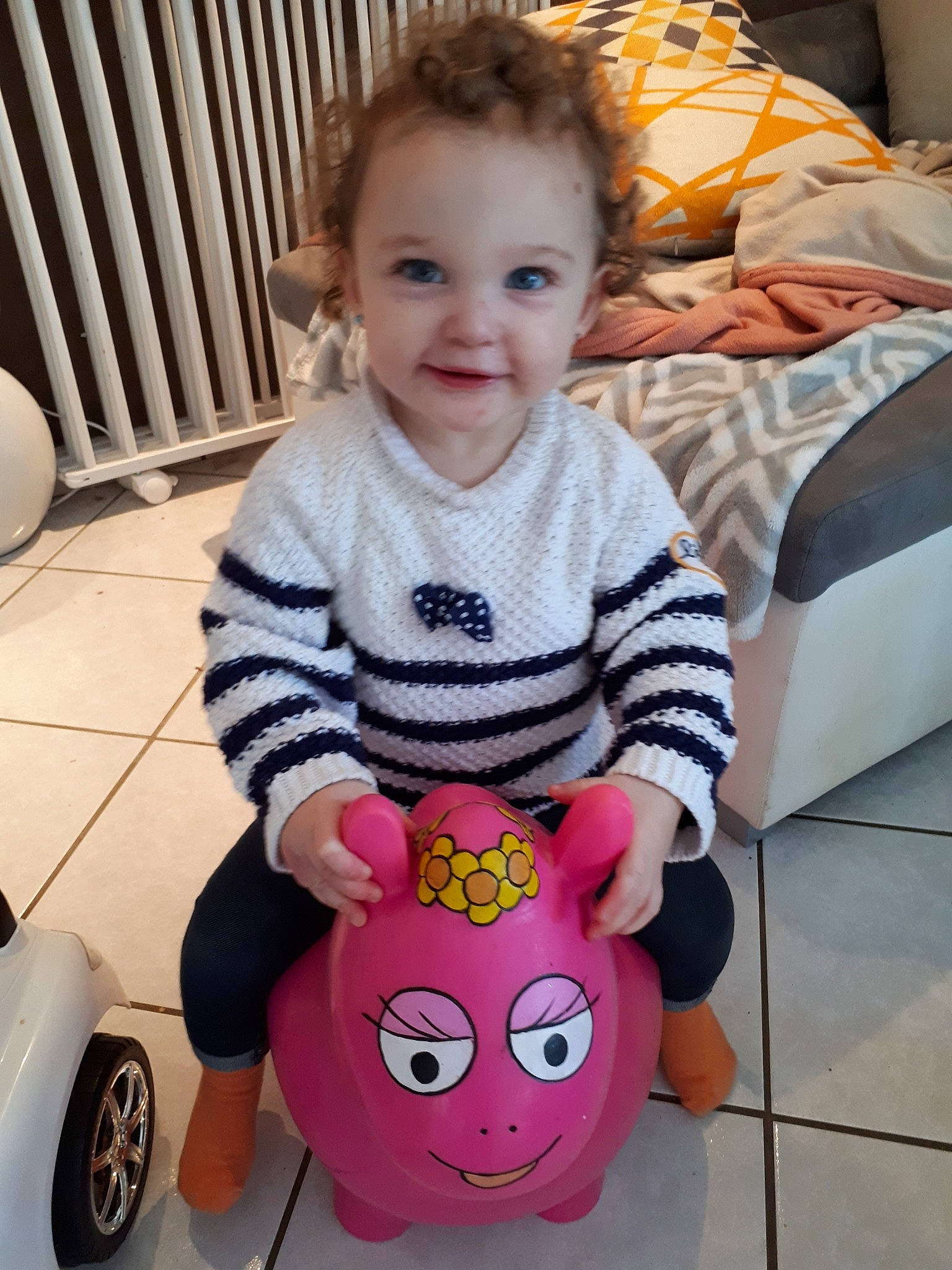 Shelby a rejoint le concours — aidez-le/la à gagner de superbes lots ! child, fun, girl, infant, person, pink, product, skin, smile, stuffed_toy, textile, toddler, toy