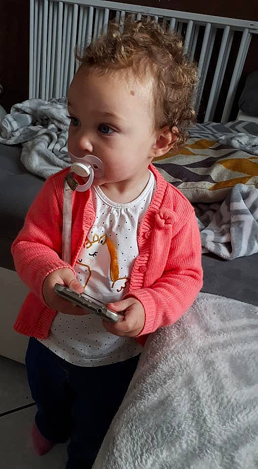 Shelby a rejoint le concours — aidez-le/la à gagner de superbes lots ! boy, child, fun, girl, infant, joy, outerwear, person, product, sitting, skin, smile, textile, toddler