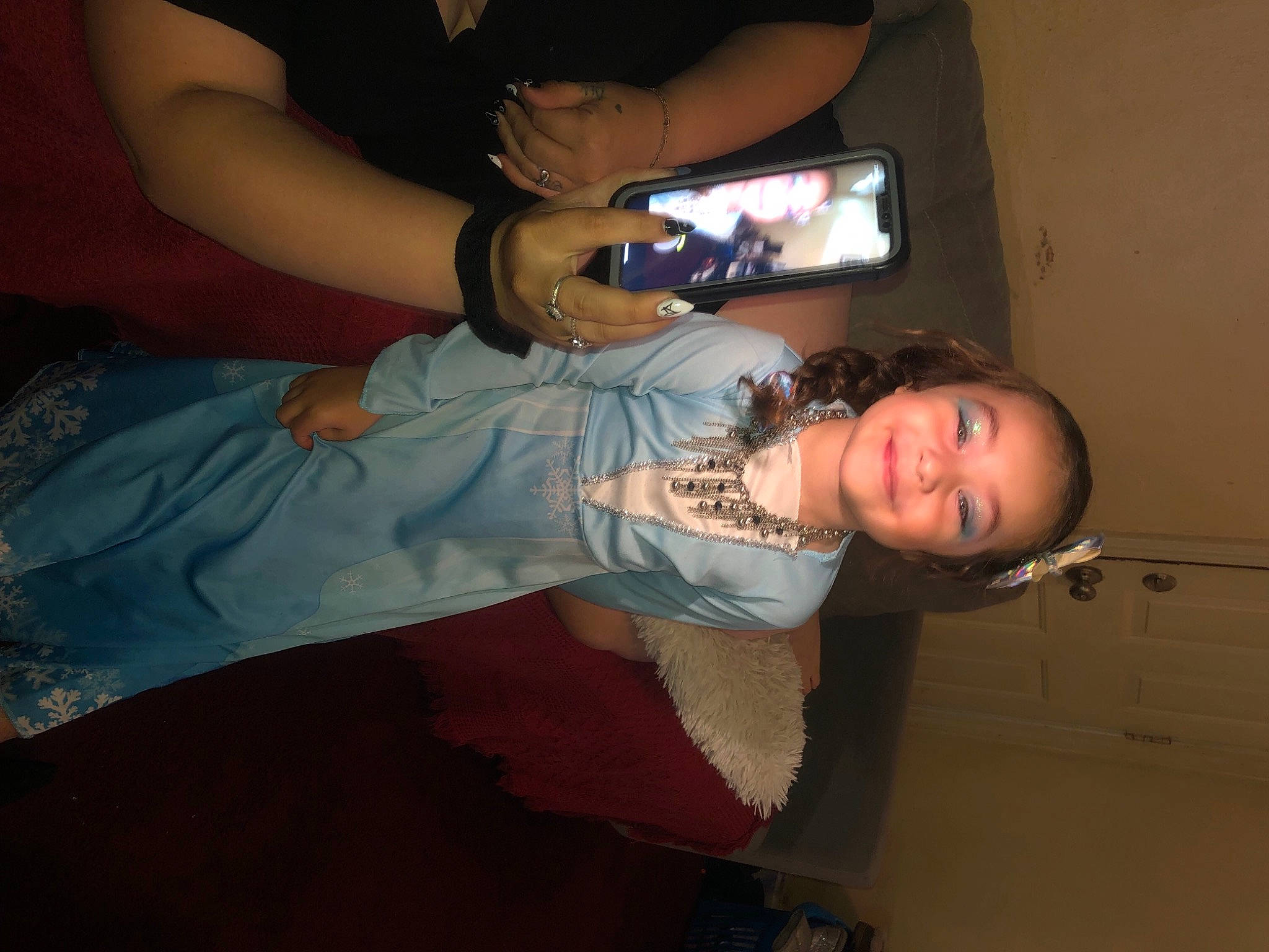 Miami is registered to the contest to win money with this photo: abdomen, arm, chest, elbow, eyewear, finger, flash_photography, fun, human_leg, joy, nail, person, room, sleeve, smile, t_shirt, thigh, thumb, trunk, wrist