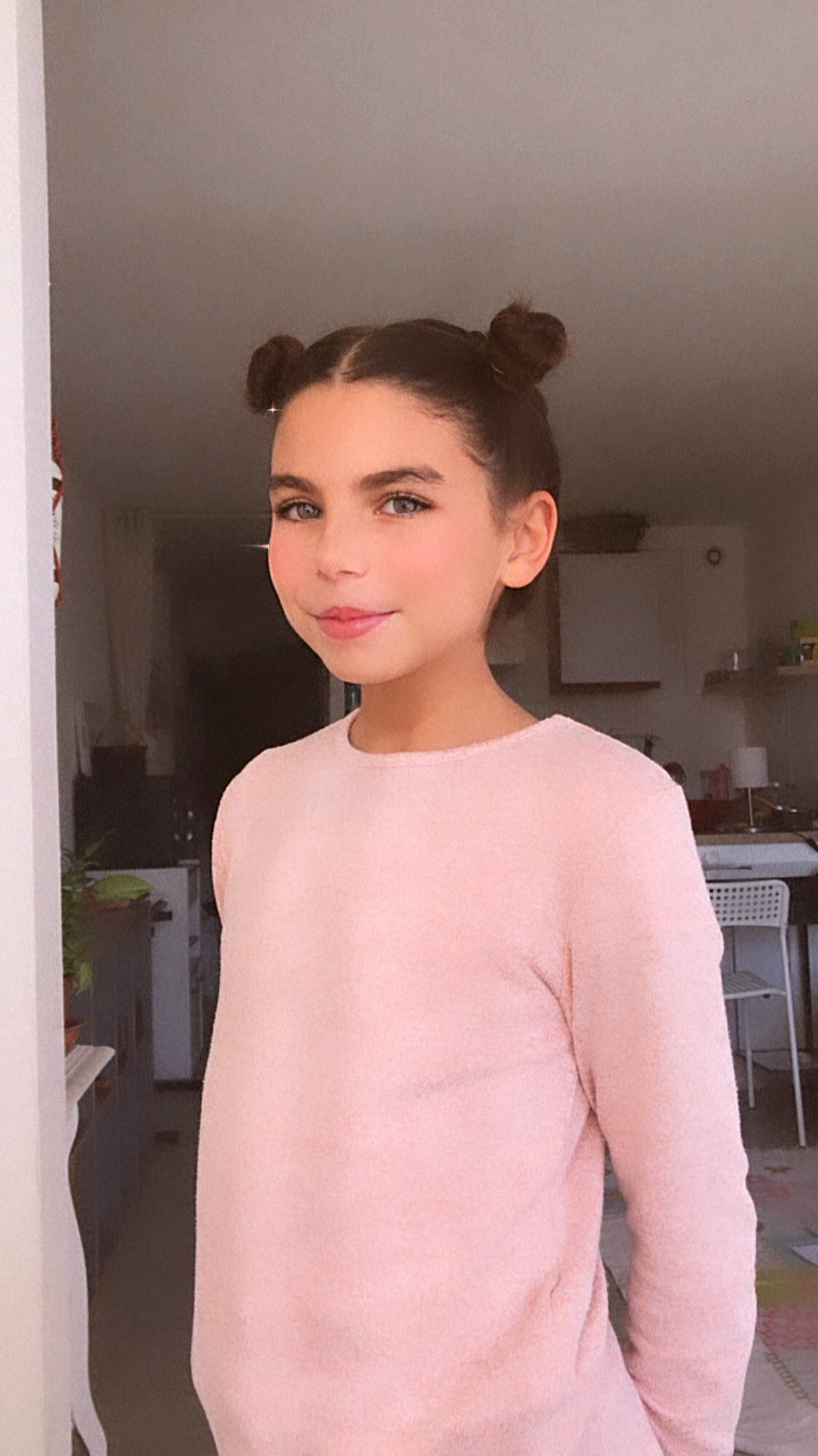 Nayla participe au concours pour gagner de l'argent avec cette photo : beauty, brown_hair, bun, chest, ear, fashion_design, hairstyle, lip, makeover, neck, person, red_hair, shoulder, style, throat, tints_and_shades