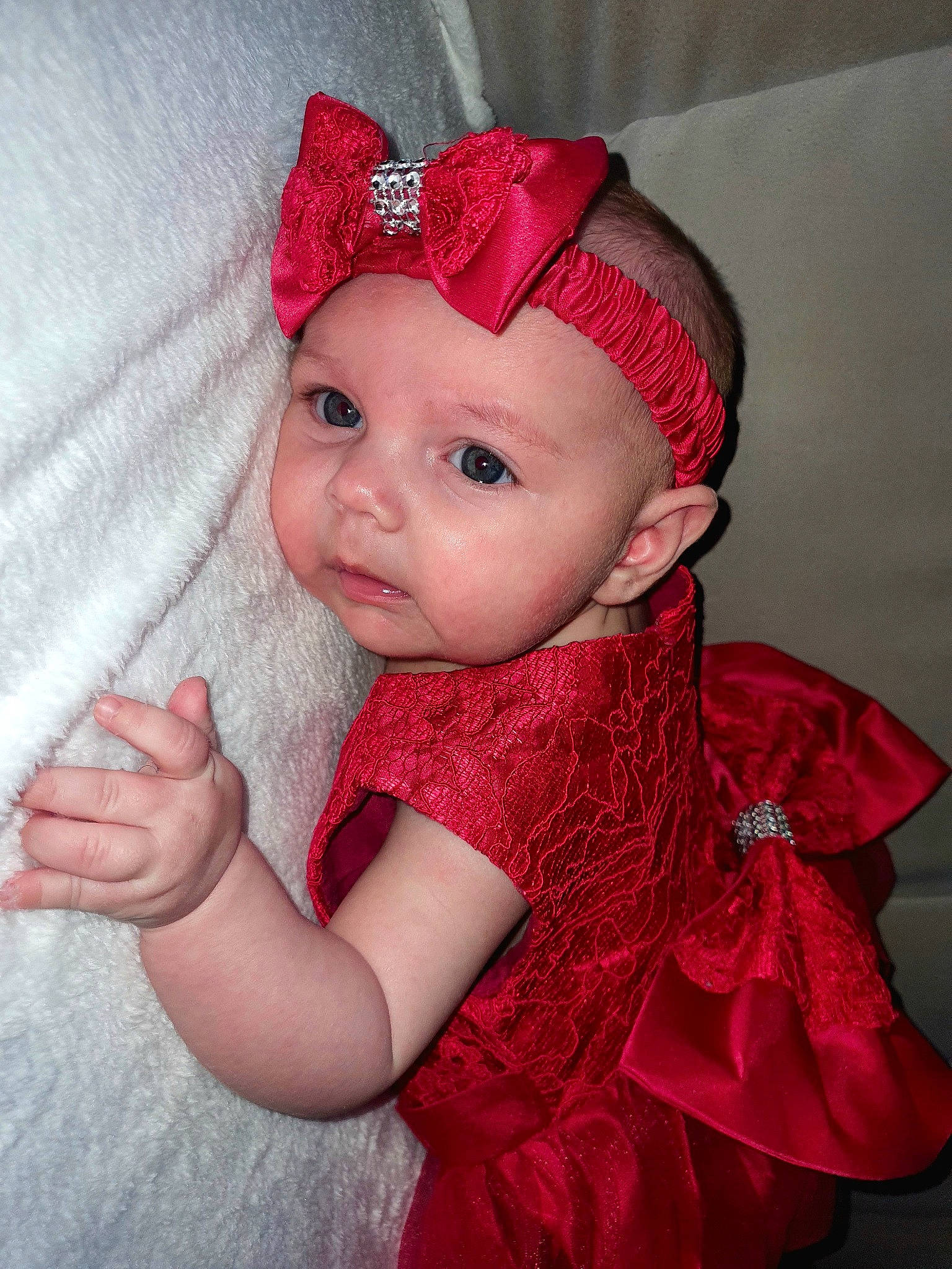 Arya a rejoint le concours — aidez-le/la à gagner de superbes lots ! baby, baby_toddler_clothing, beanie, cap, carmine, cheek, child, costume_hat, dress, fashion_accessory, headgear, headwear, knit_cap, lip, magenta, pattern, person, pink, sleeve, toddler