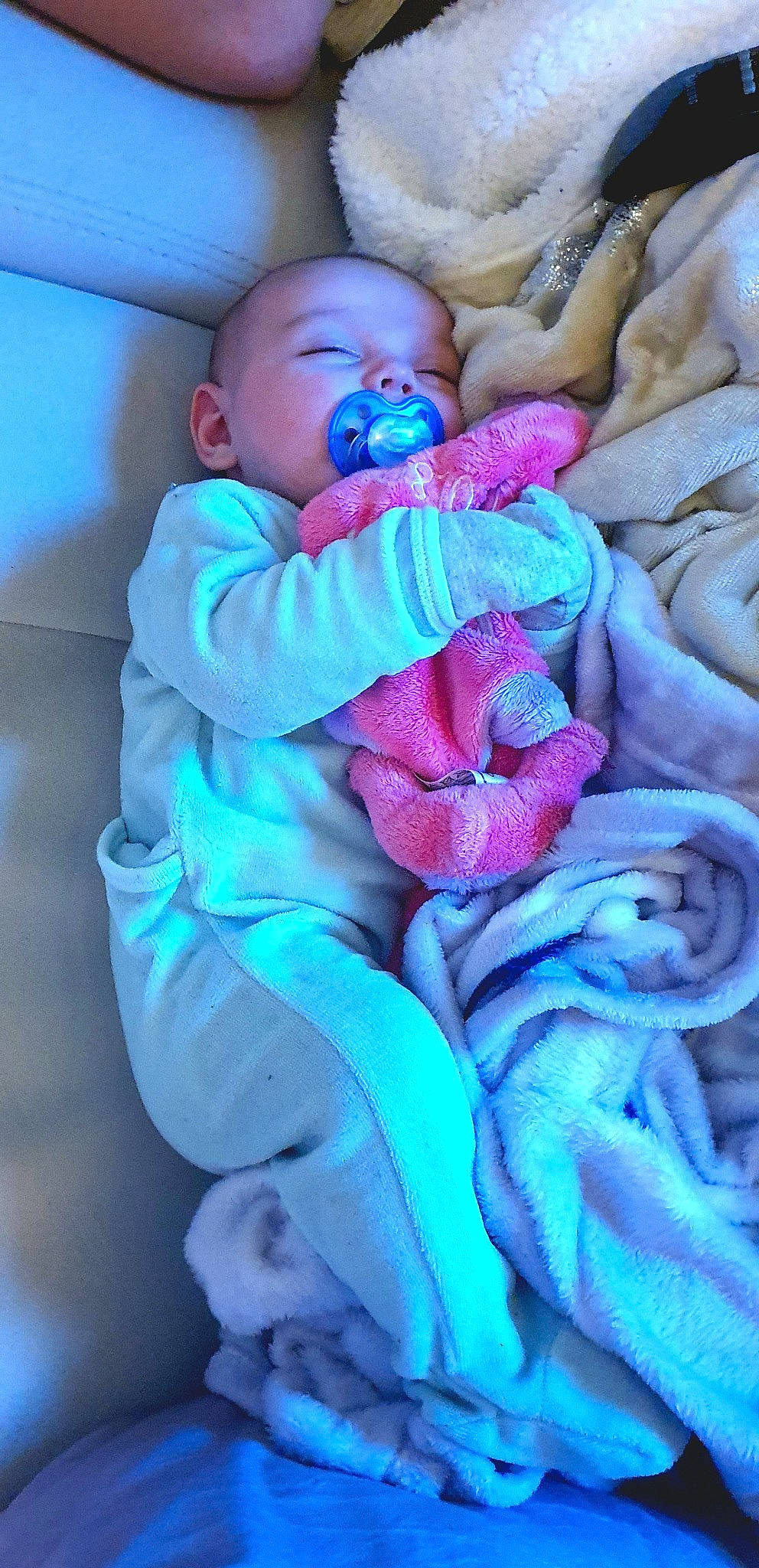 Arya participe au concours pour gagner de l'argent avec cette photo : azure, baby, baby_products, baby_sleeping, baby_toddler_clothing, bedtime, blue, cheek, child, comfort, electric_blue, linens, magenta, pattern, person, pink, purple, sitting, textile, toddler