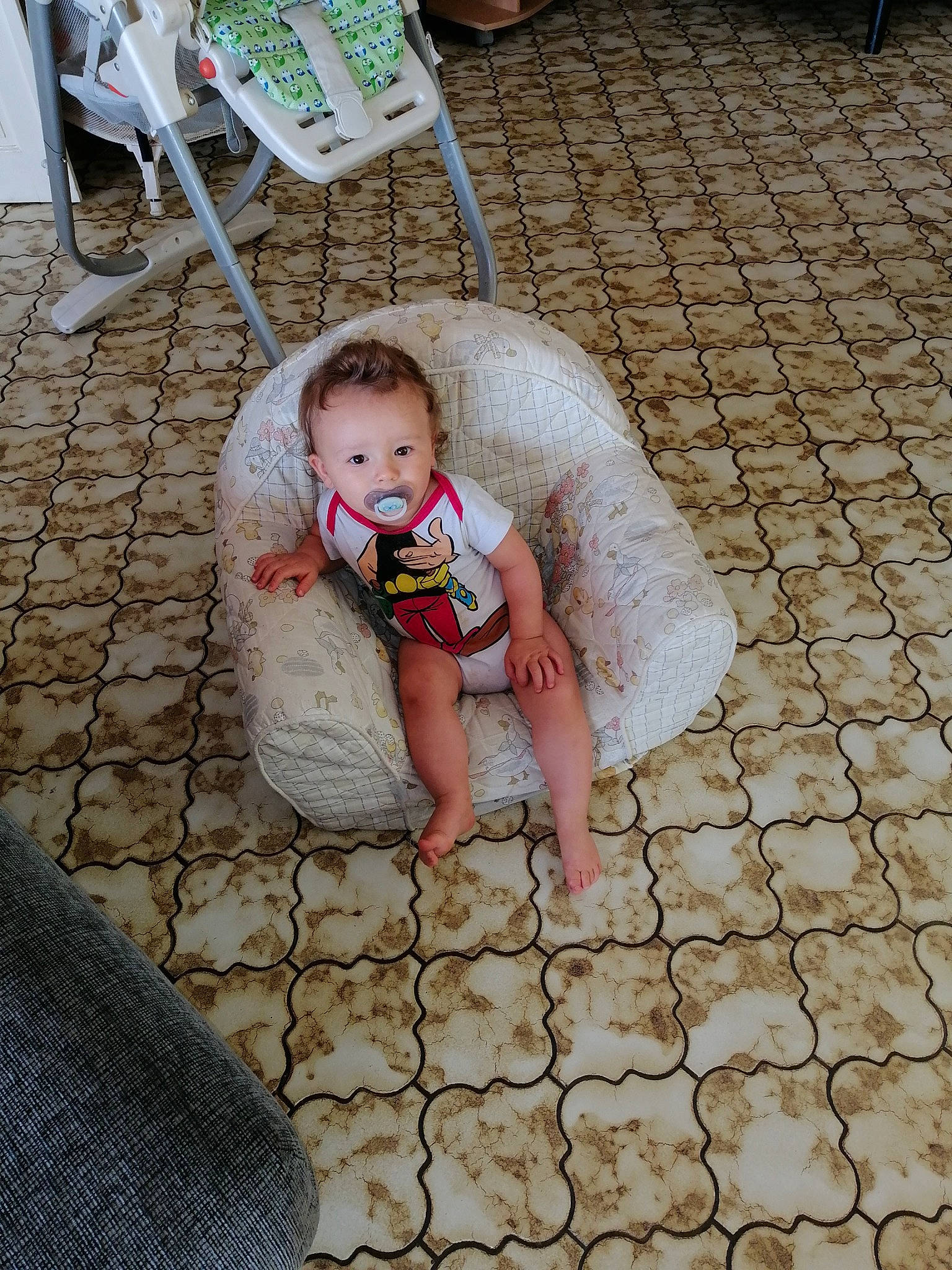 Lylio participe au concours pour gagner de l'argent avec cette photo : baby, baby_toddler_clothing, barefoot, chair, child, eye, floor, flooring, foot, fun, grass, hardwood, human_leg, leisure, person, road_surface, sidewalk, sitting, skin, toddler