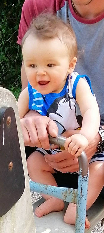 Lylio participe au concours pour gagner de l'argent avec cette photo : azure, baby, baby_toddler_clothing, beauty, communication_device, electric_blue, eye, finger, happy, leg, nail, person, photograph, pink, plant, skin, smile, summer, thigh, thumb