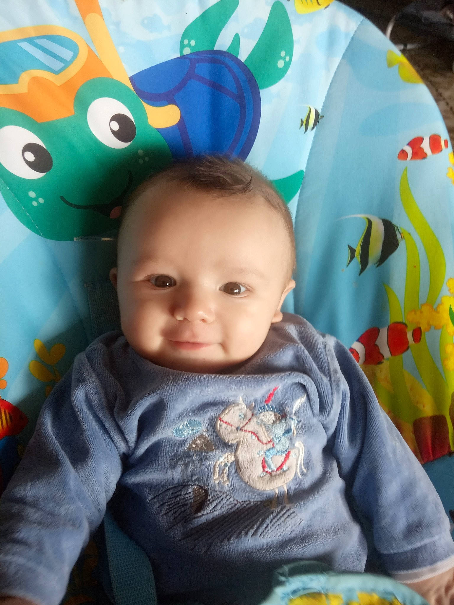 Lylio a rejoint le concours — aidez-le/la à gagner de superbes lots ! baby, baby_products, baby_toddler_clothing, cheek, child, eye, fun, green, happy, iris, nose, people, person, play, product, sitting, sleeve, t_shirt, textile, toddler