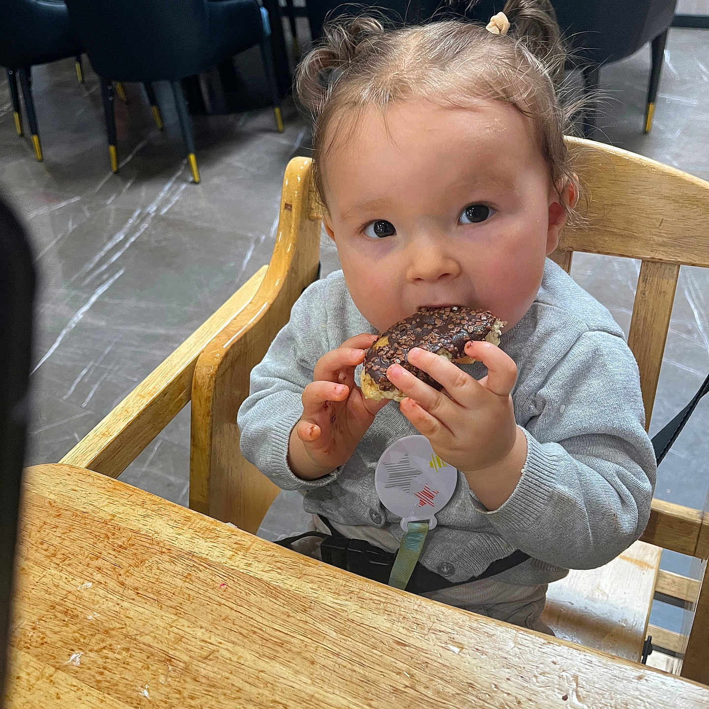 Shanon a rejoint le concours — aidez-le/la à gagner de superbes lots ! baby, biting, bread, chair, cream, desk, dessert, diningtable, eating, face, food, furniture, head, icecream, indoors, person, photography, portrait, restaurant, table