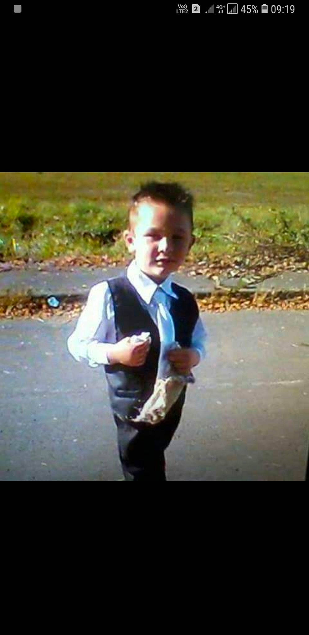 Belinda a rejoint le concours — aidez-le/la à gagner de superbes lots ! child, cool, formal_wear, fun, gentleman, happy, male, outerwear, person, photograph, photography, portrait, shoe, smile, snapshot, standing